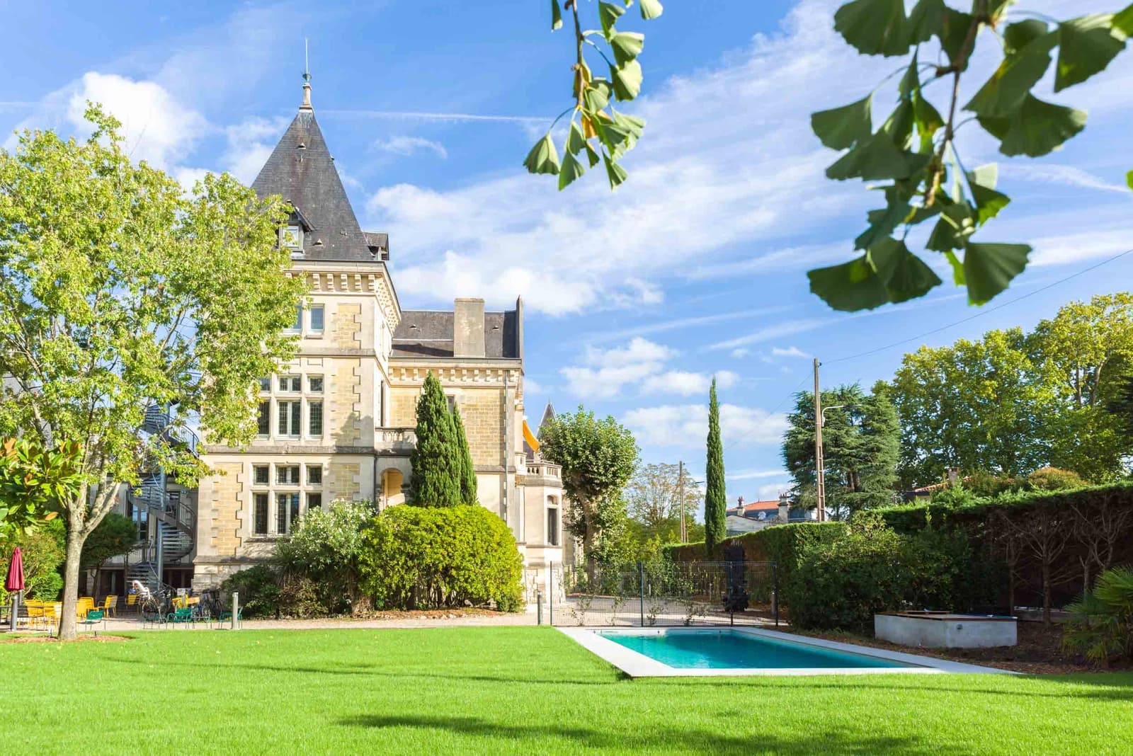 Space Castle with garden and swimming pool - 0