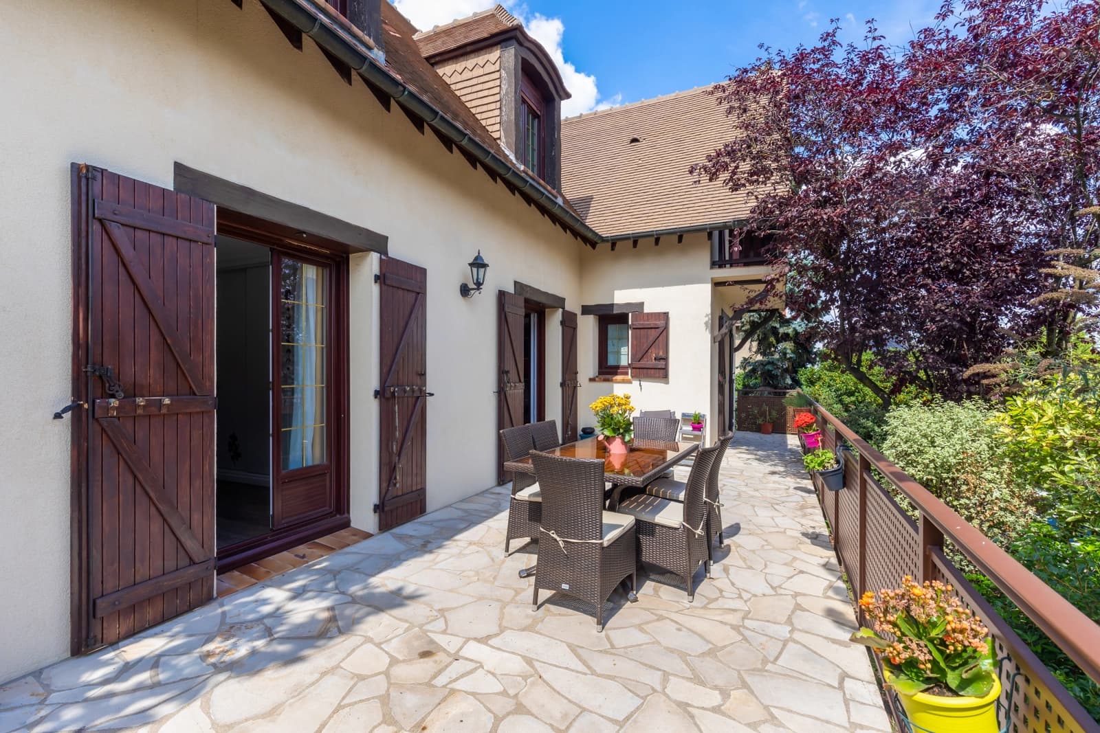Salle de réunion dans Maison avec Terrasse et Jardin, un havre de calme - 1