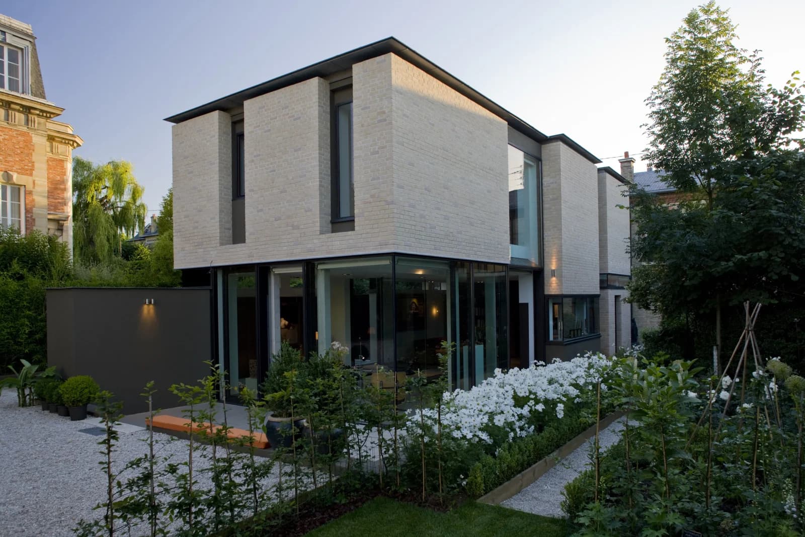 Salle de réunion dans Baies vitrées totales ouvrant sur un jardin superbe - 1