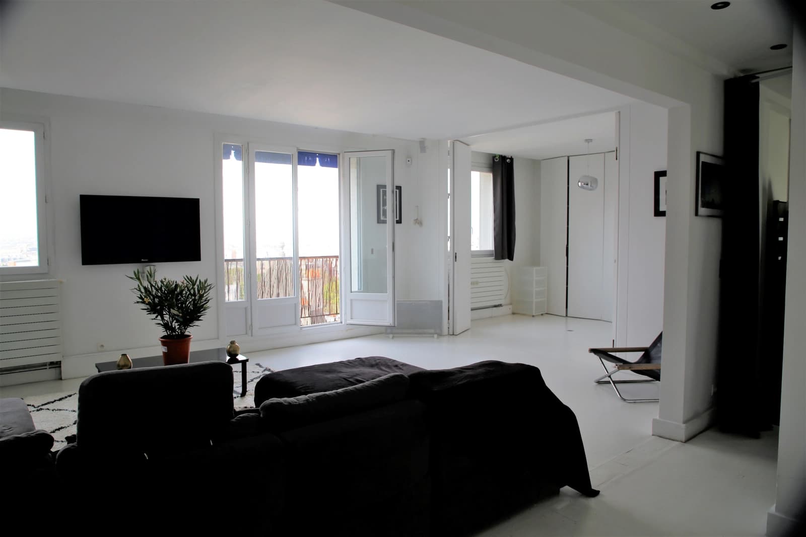 Bedroom in Rooftop View of Paris and the Eiffel Tower - 1