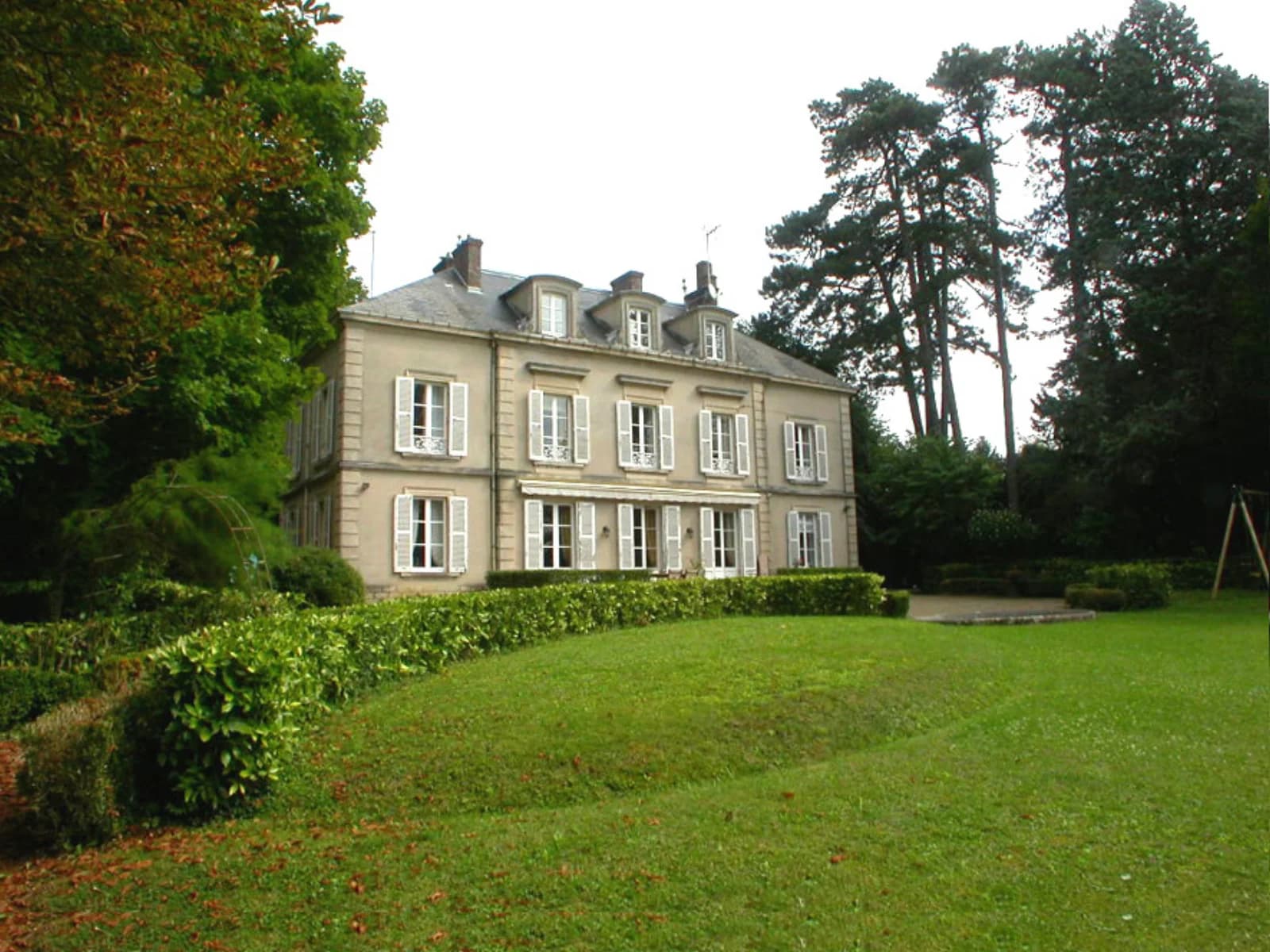Bourgogne: hôtel particulier sur un parc de 8000m²