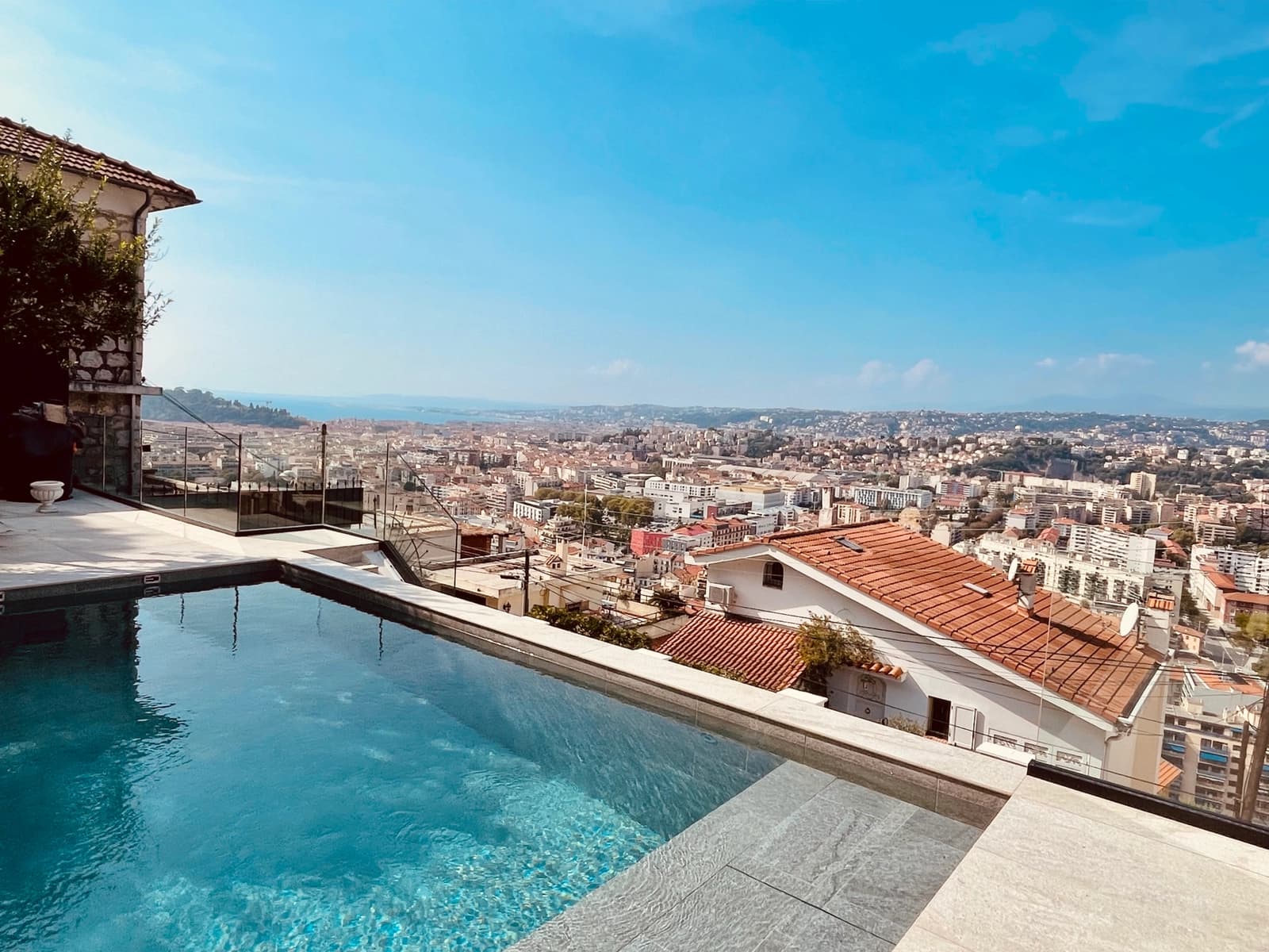 Jardin et piscine avec une vue spectaculaire