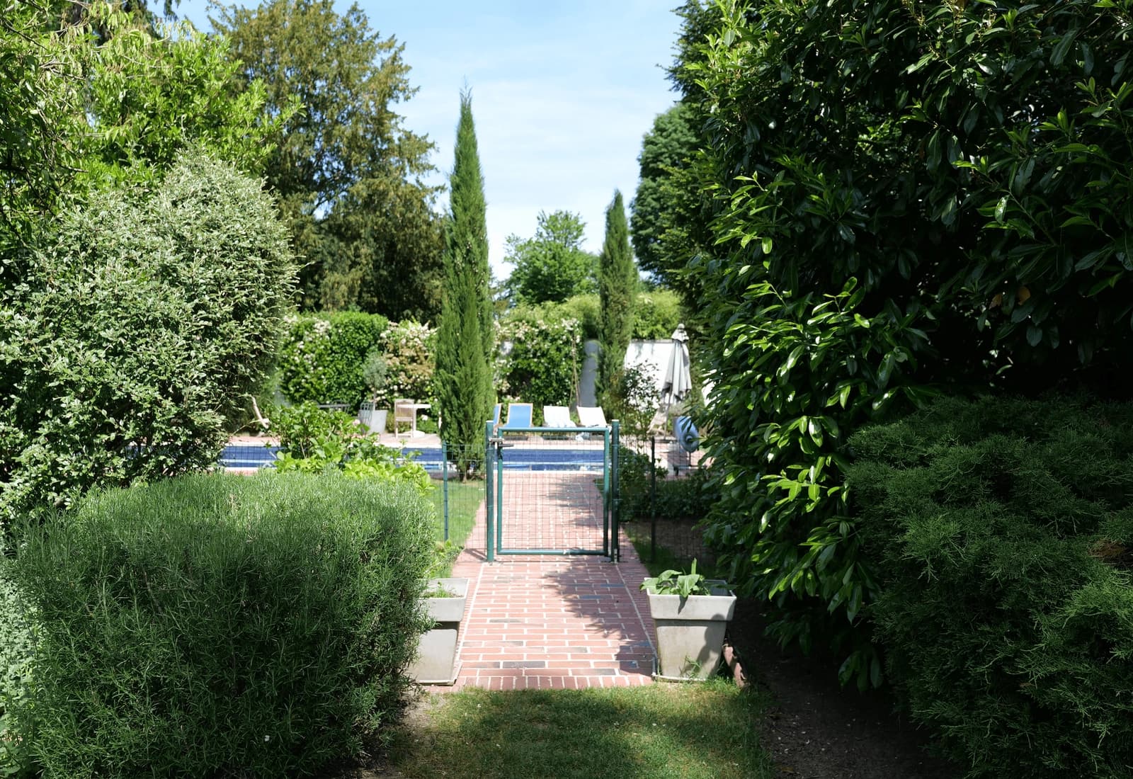 Space Exceptional garden with pool and pool house - 2