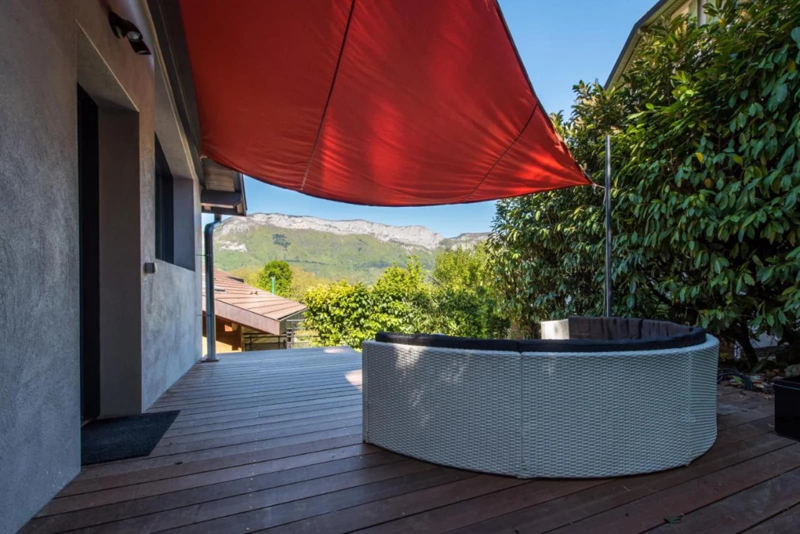 Space House with view of Lake Annecy - 4