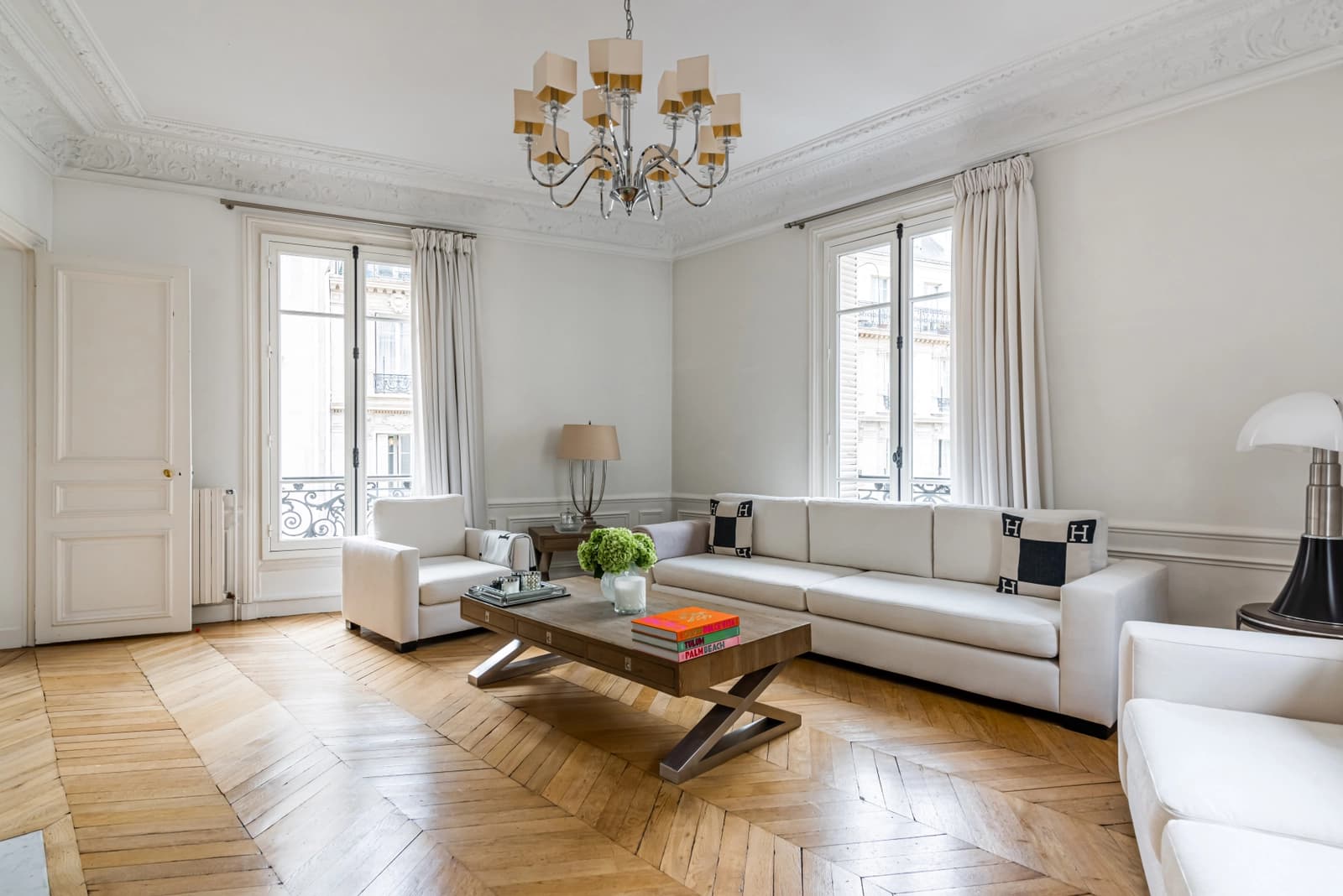 Salon dans Appartement haussmannien, le cachet parisien par excellence - 1