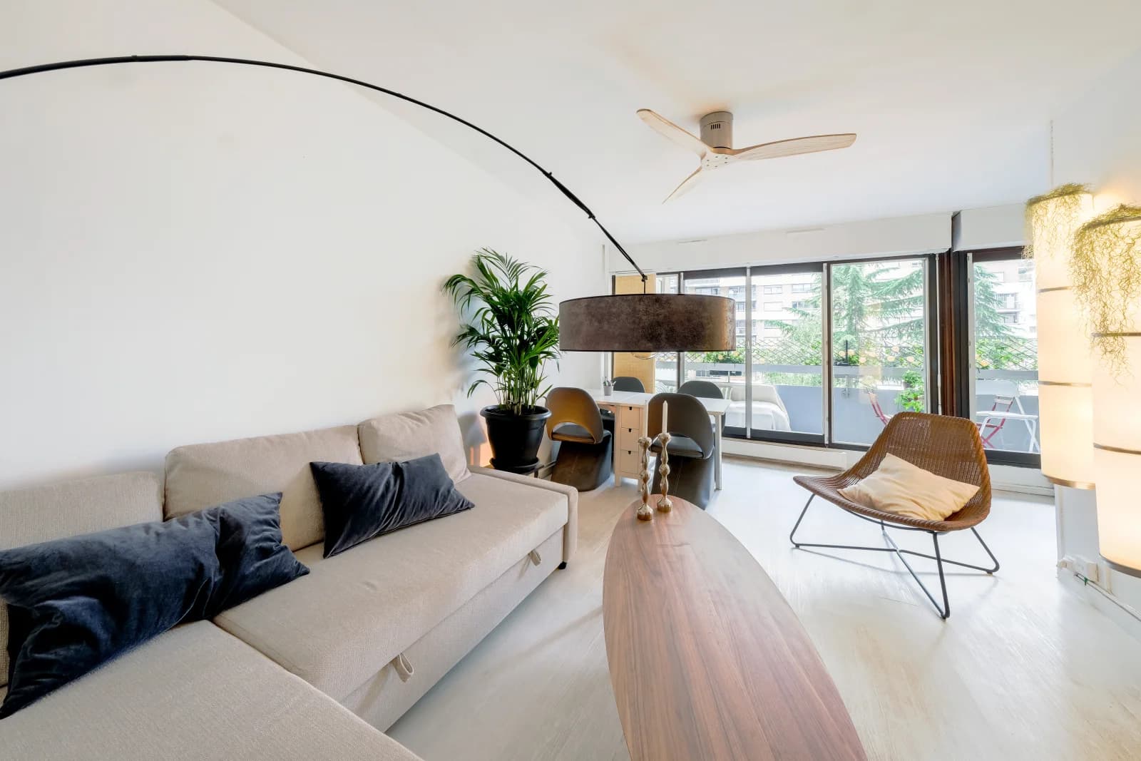 Living room in "Comme chez soi" for working and thinking - 1