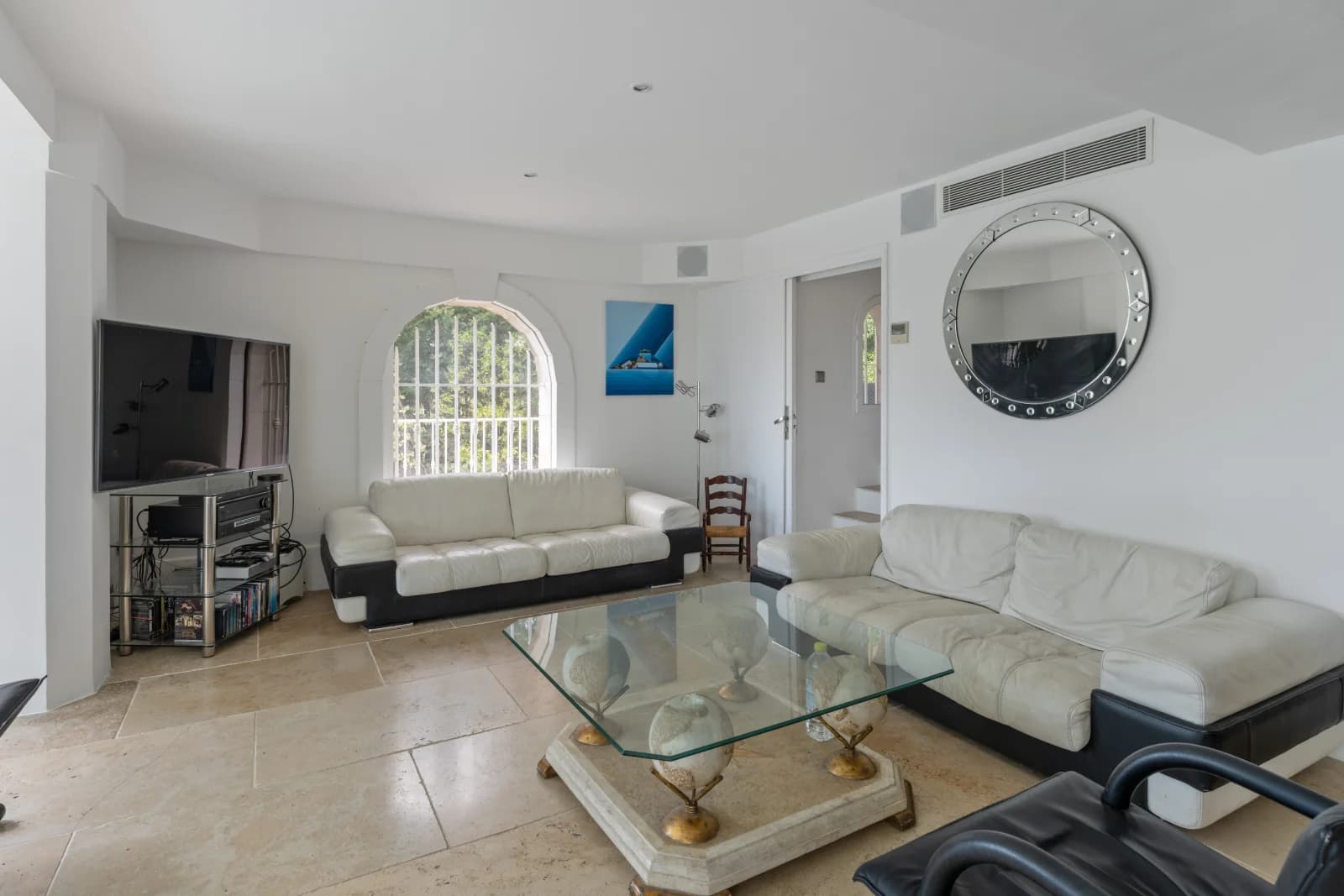 Salon dans Vaste espace (320m²) avec bassin de nage et zone détente - 1