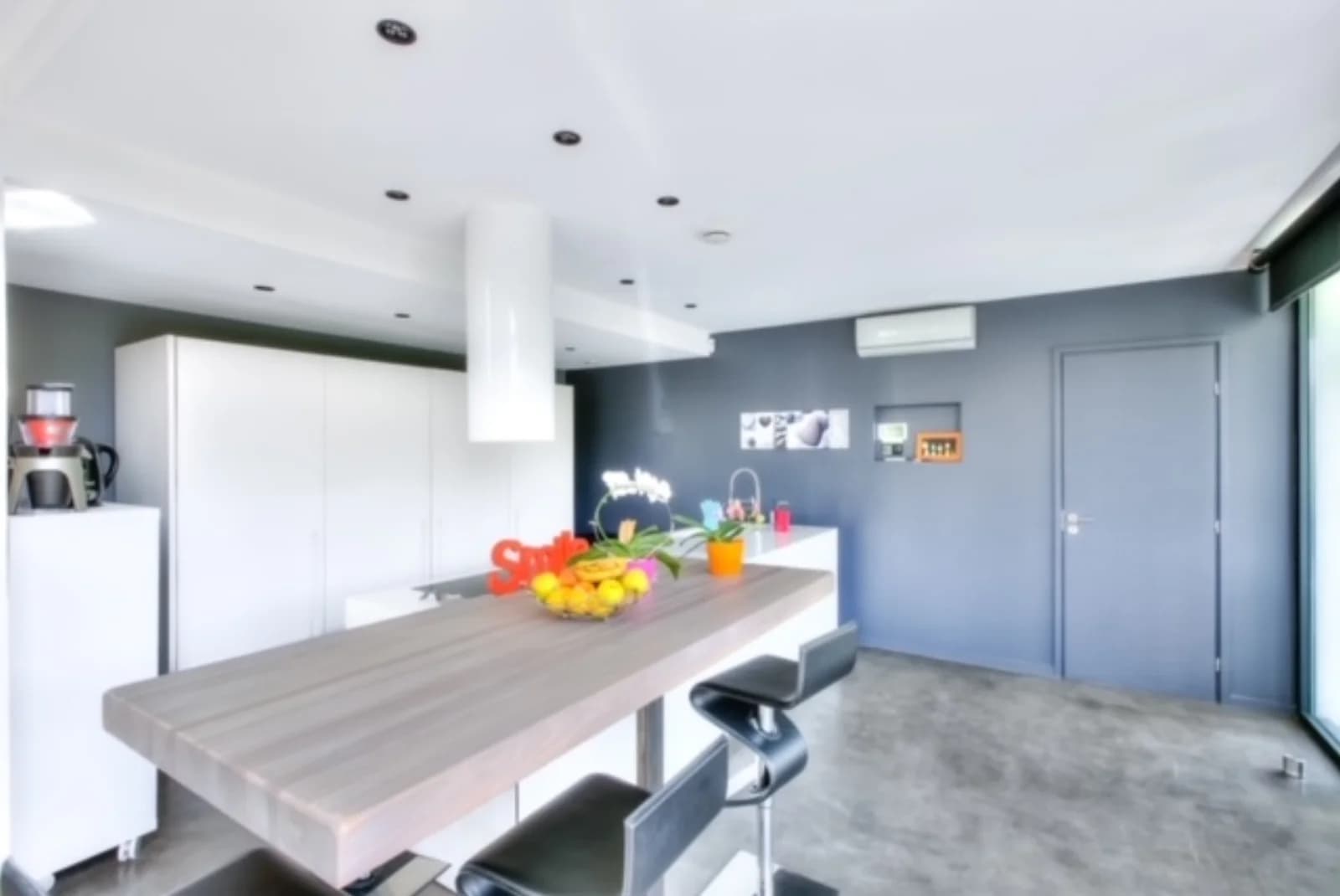 Kitchen in Contemporary space in a green setting - 1