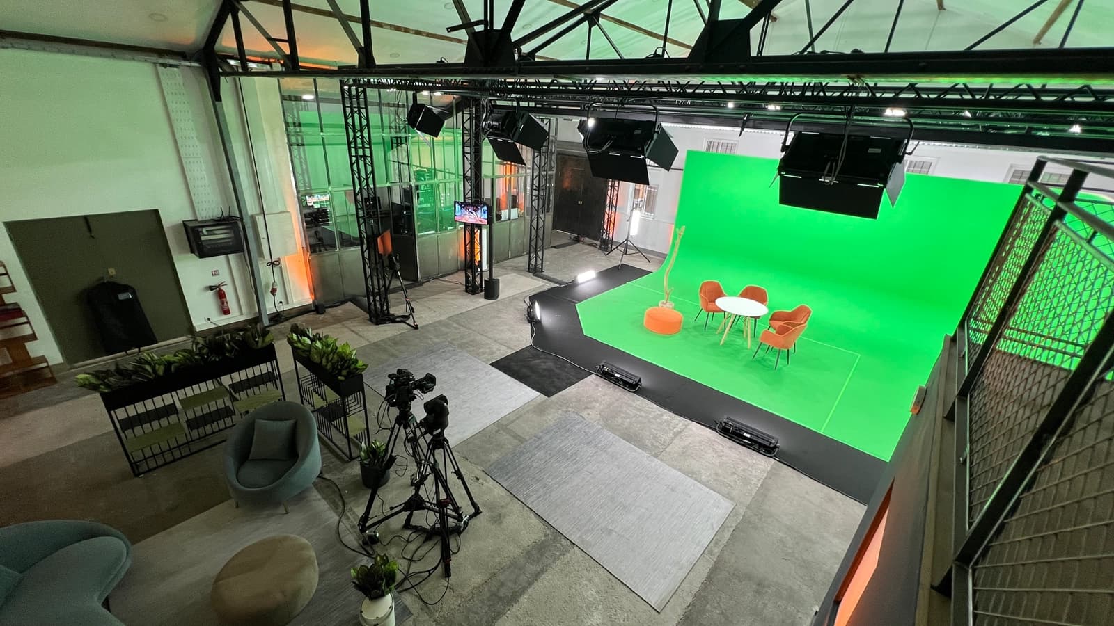 Cuisine dans Studio (35m²) avec cyclorama vert pour vos créations - 1