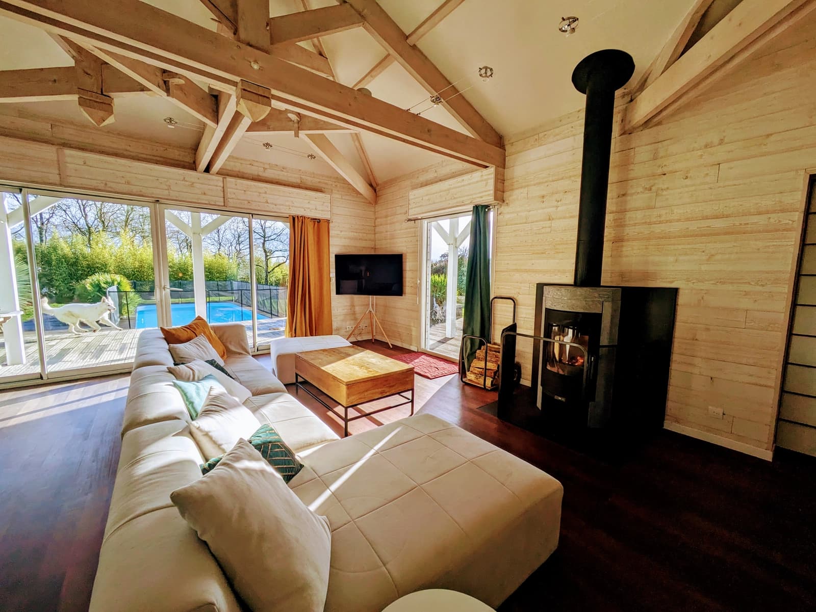 Space Wooden house large living room swimming pool - 2