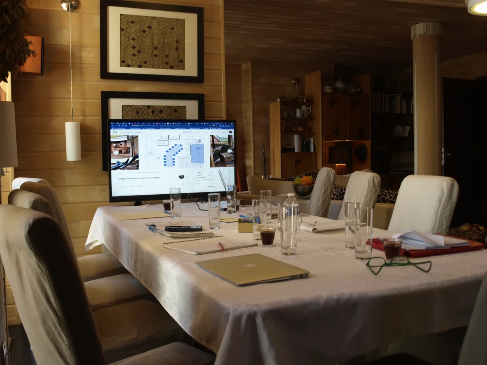 Meeting room in A change of scenery among the vines - 1