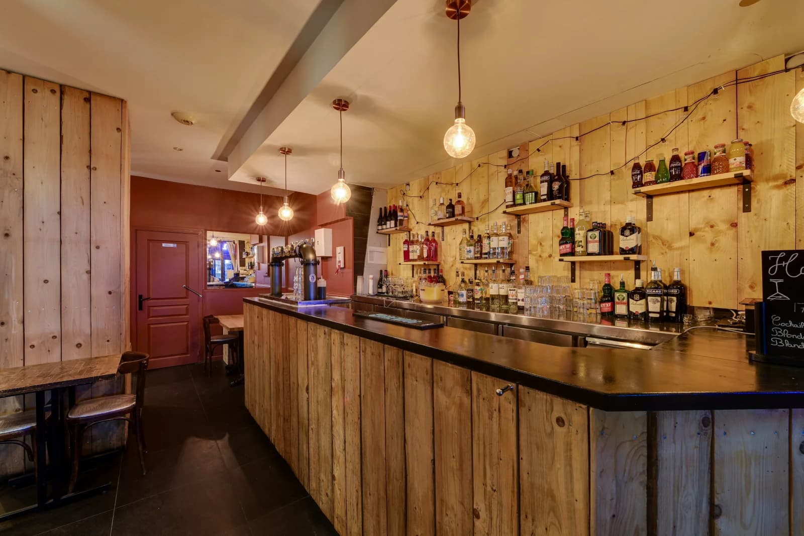 Space Chalet/industrial-style bar room - 3