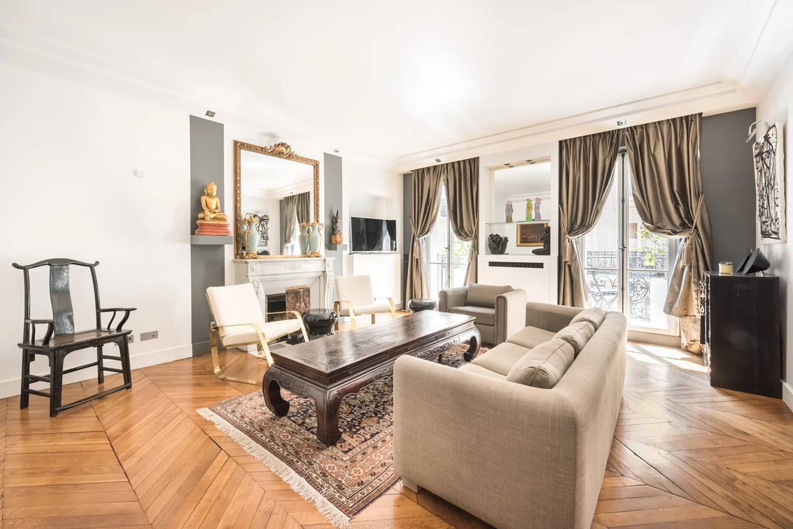 Living room in Parisian elegance - 0