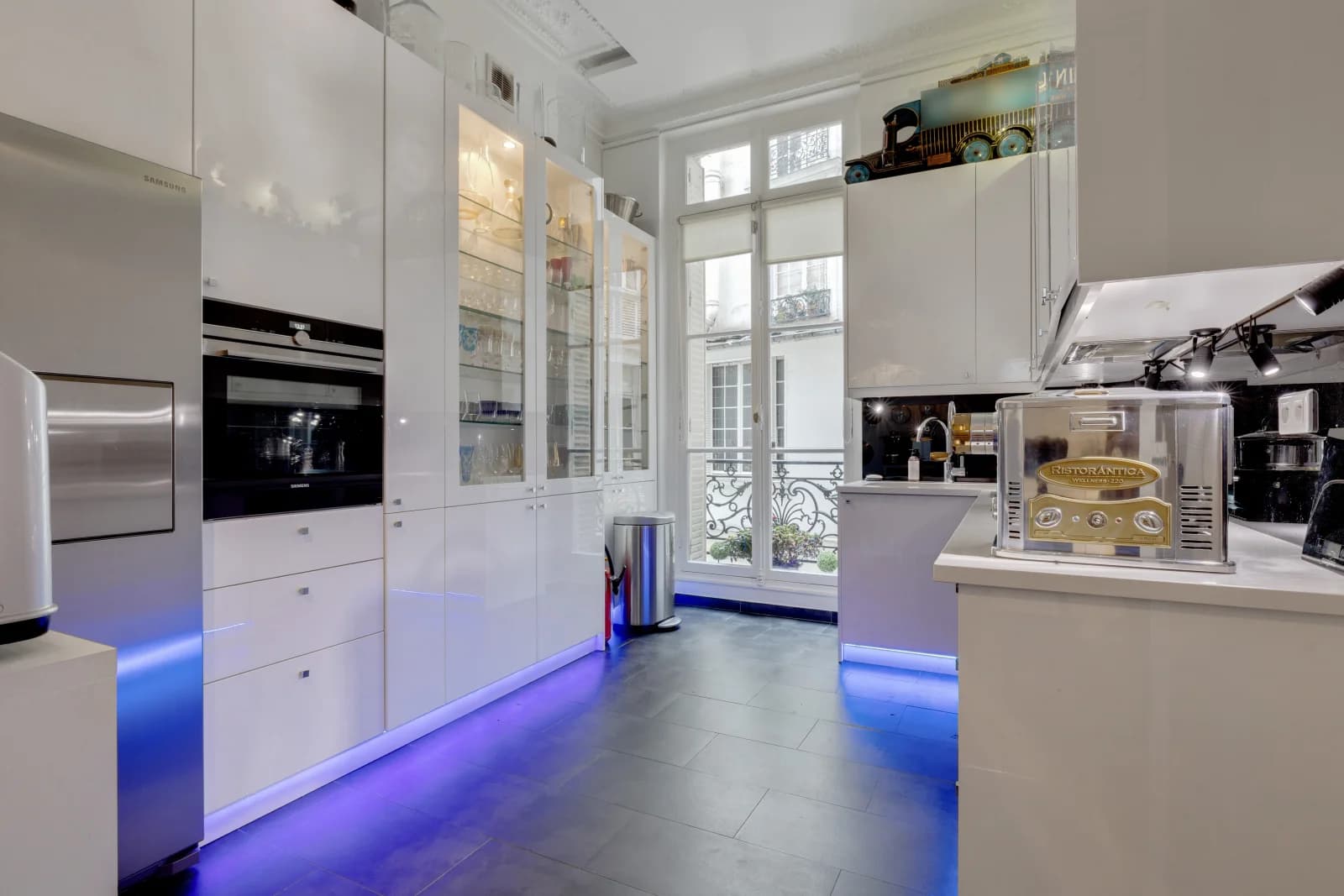 Cuisine dans Appartement haussmannien au cachet parisien préservé - 1