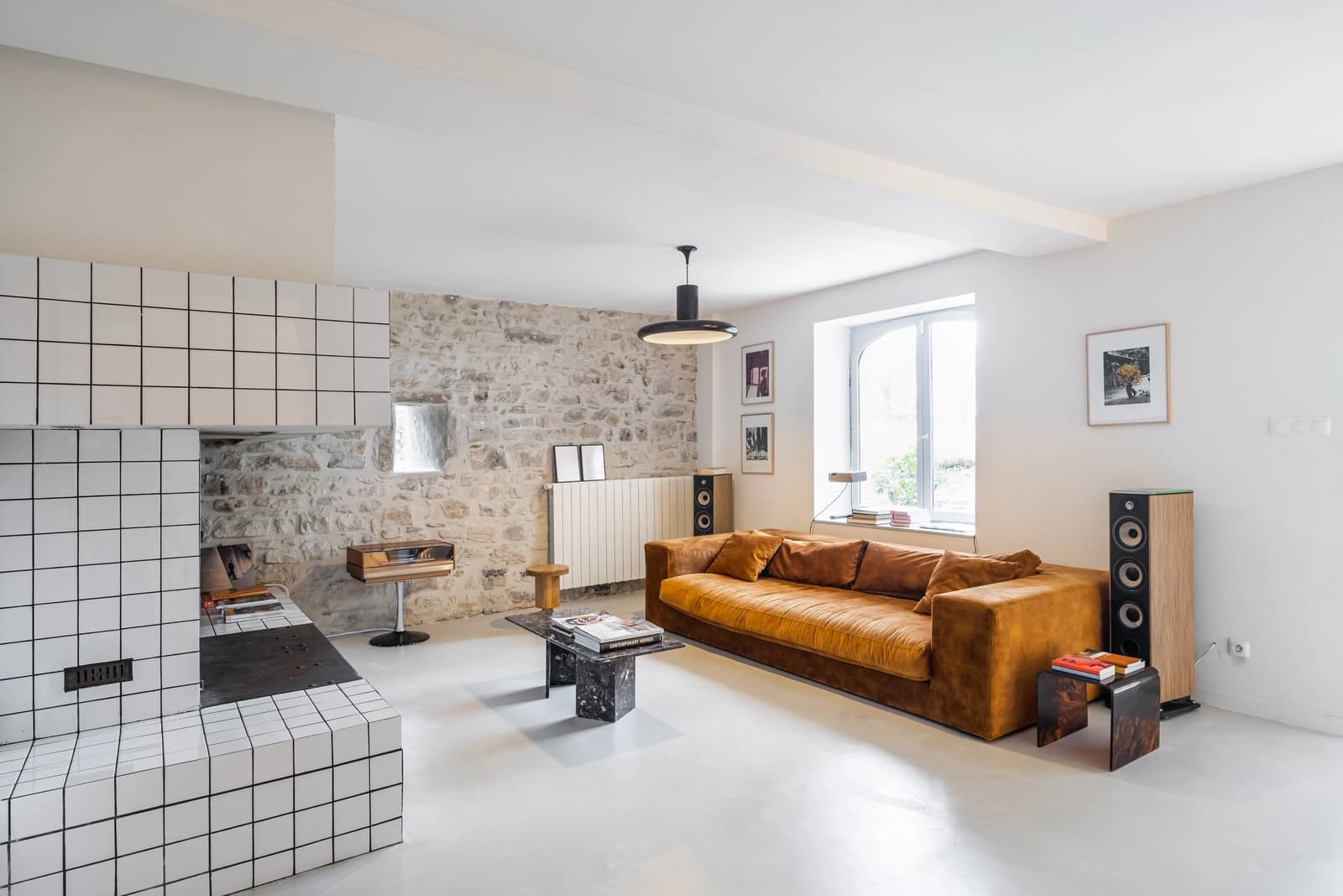Salon dans Demeure alliant charme, design et nature environnante - 0