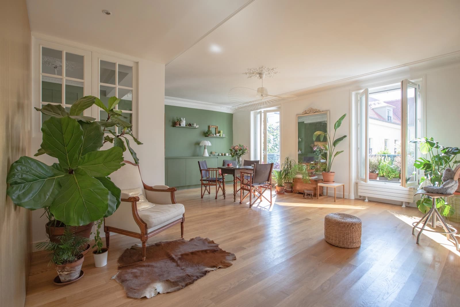 Living room in Combining moldings and modernity at the foot of Montmartre - 1
