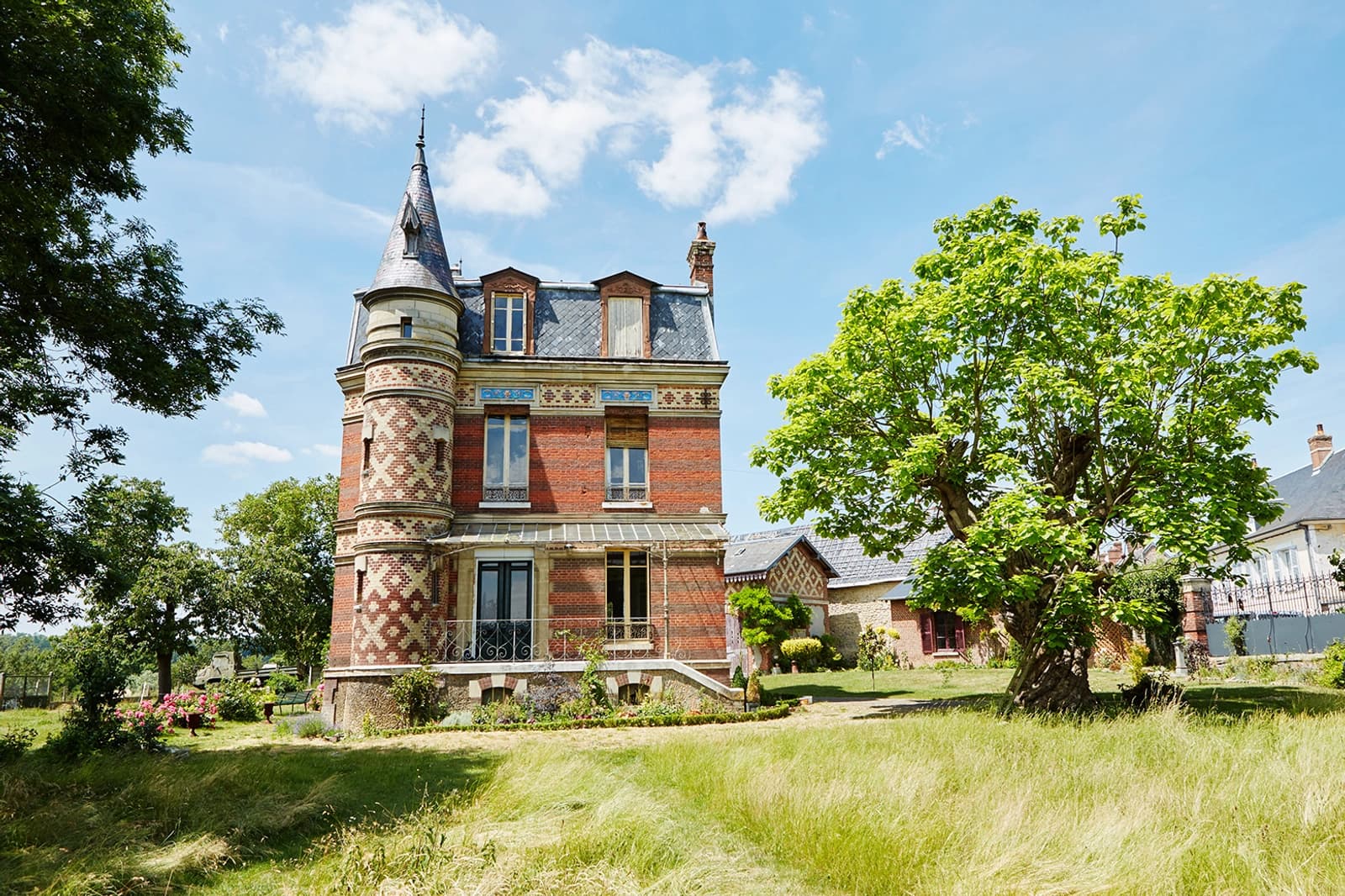 Salle de réunion dans Petit château de style napoléonien, élégance historique - 1