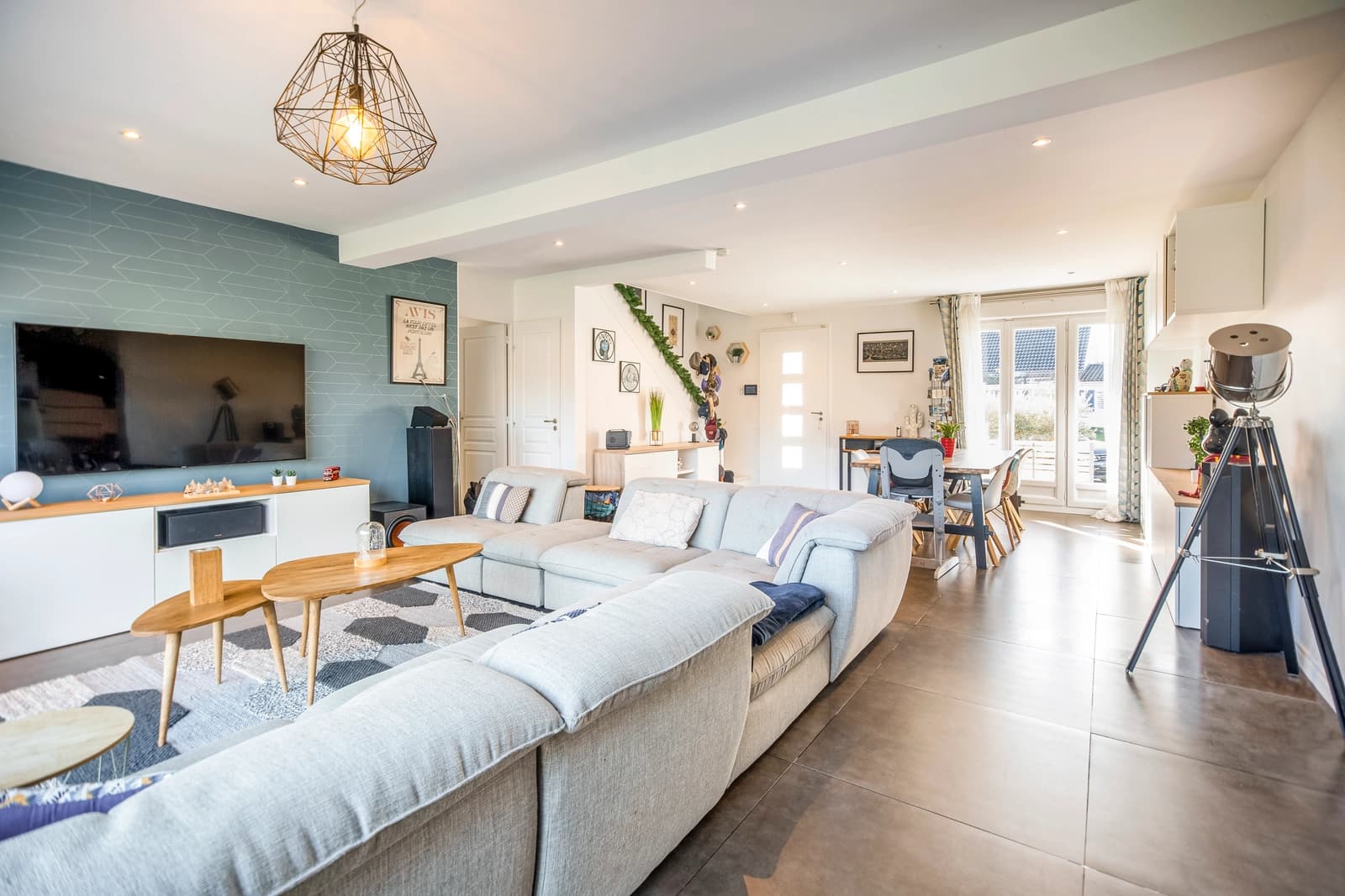 Salon dans Maison dans résidence américaine avec pergola ombragée - 1
