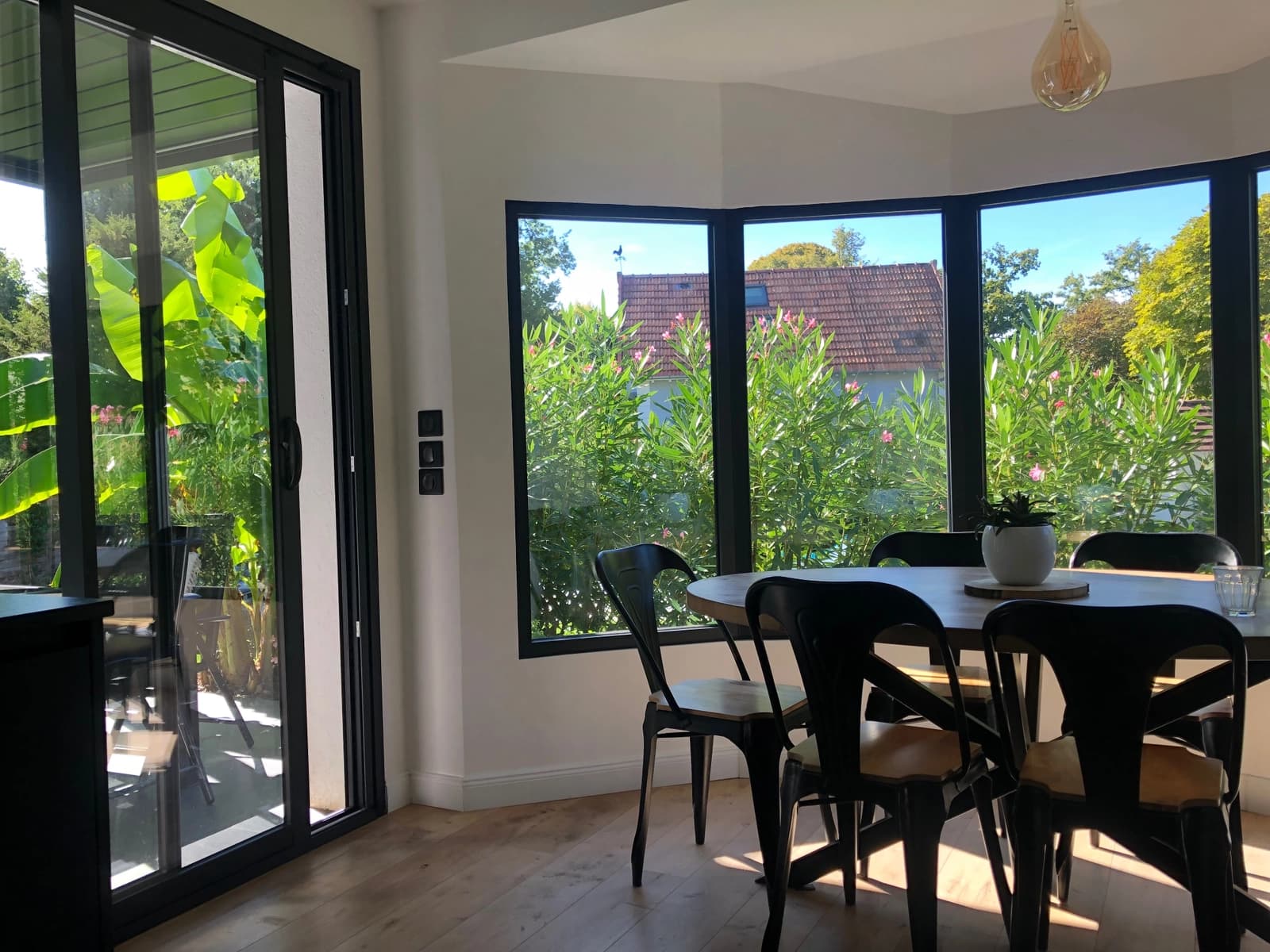 Beautiful villa with pool in western Paris