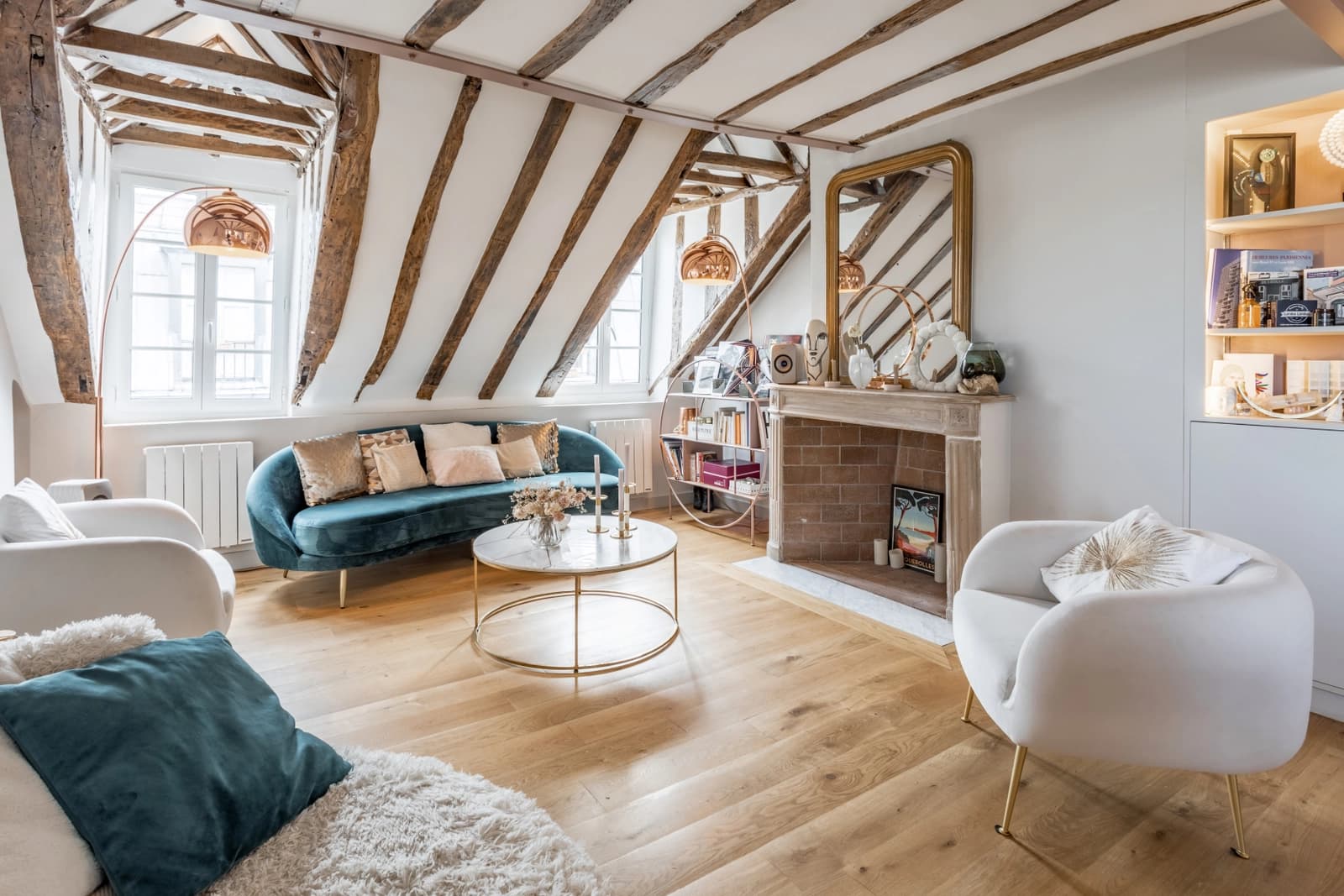 Salon dans Logement de charme aux poutres anciennes apparentes - 1