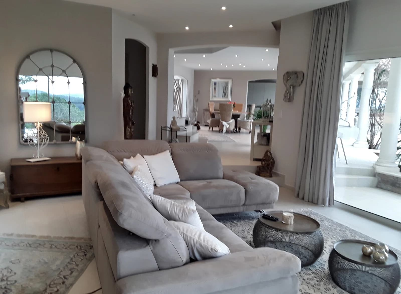 Villa neuve entourée d'un jardin superbe avec piscine