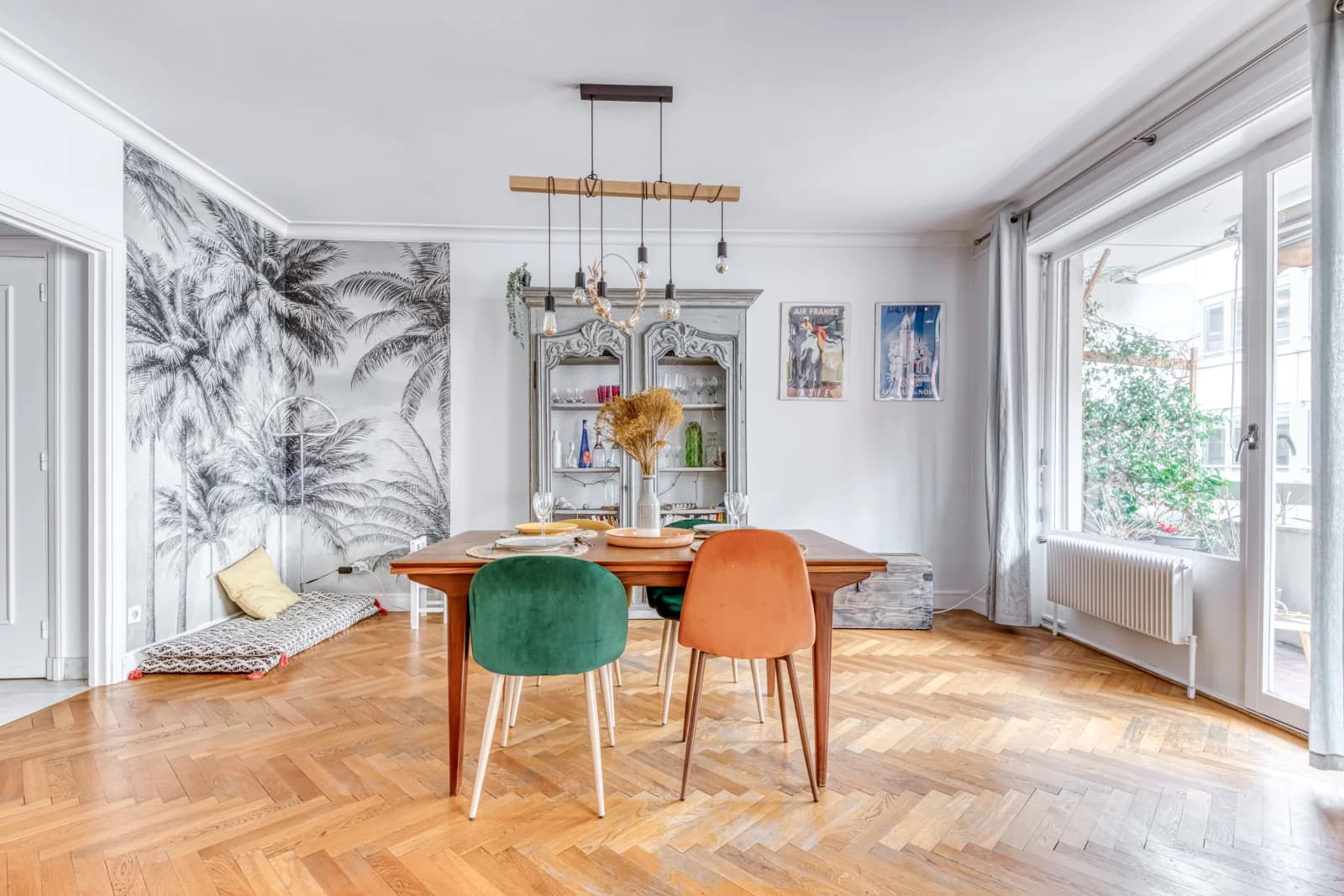 Space 70s bourgeois apartment - 1