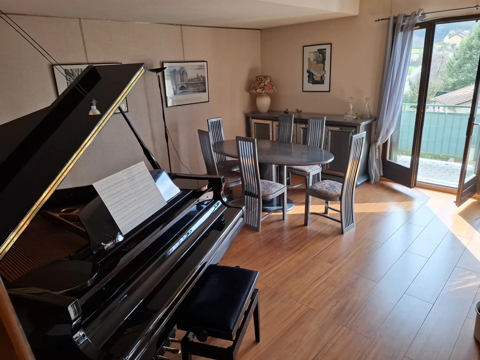 Bright room with grand piano + kitchen access