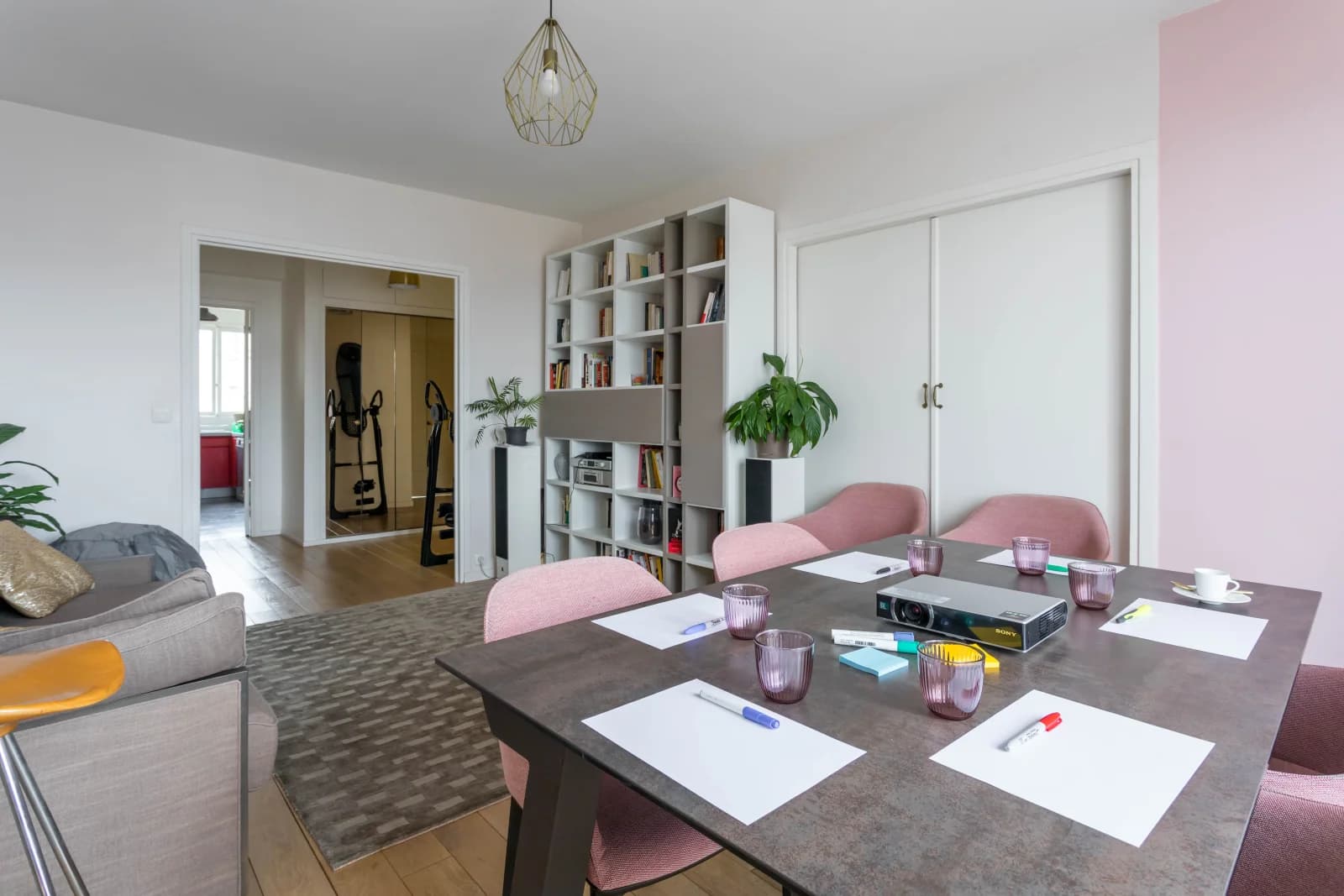 Salle de réunion dans Un lieu cosy où la lumière douce invite à la détente - 1