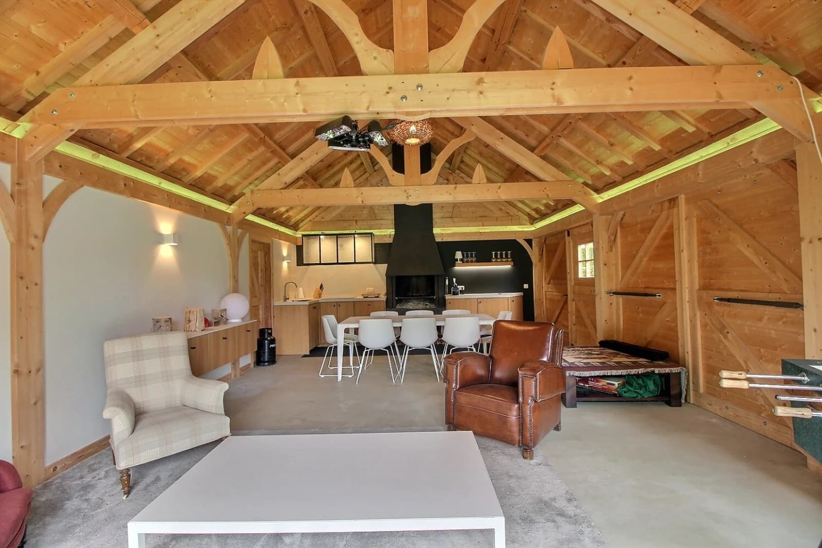 Salle de réunion dans Cabane en bois aménagée en un espace de vie cosy - 1
