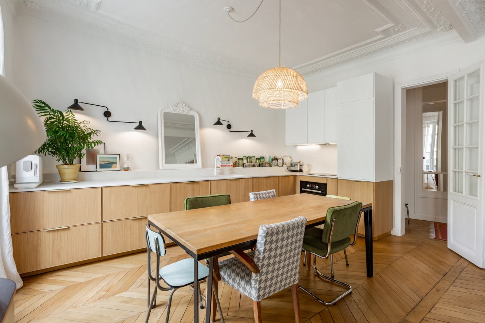 Salle de réunion dans Appartement Haussmannien avec une vaste pièce à vivre - 1