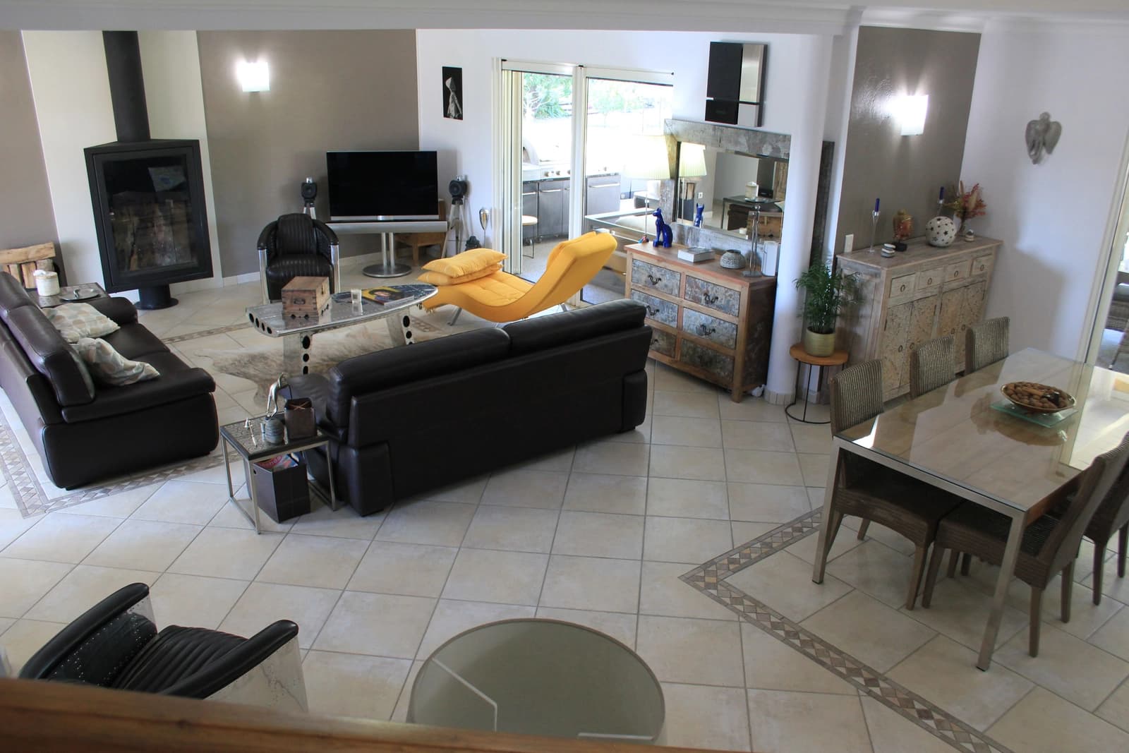 Salon dans Var: villa avec piscine, vue dégagée et forêt - 0