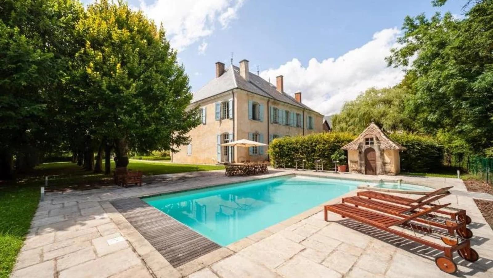 Château avec jardin à la française et piscine privée