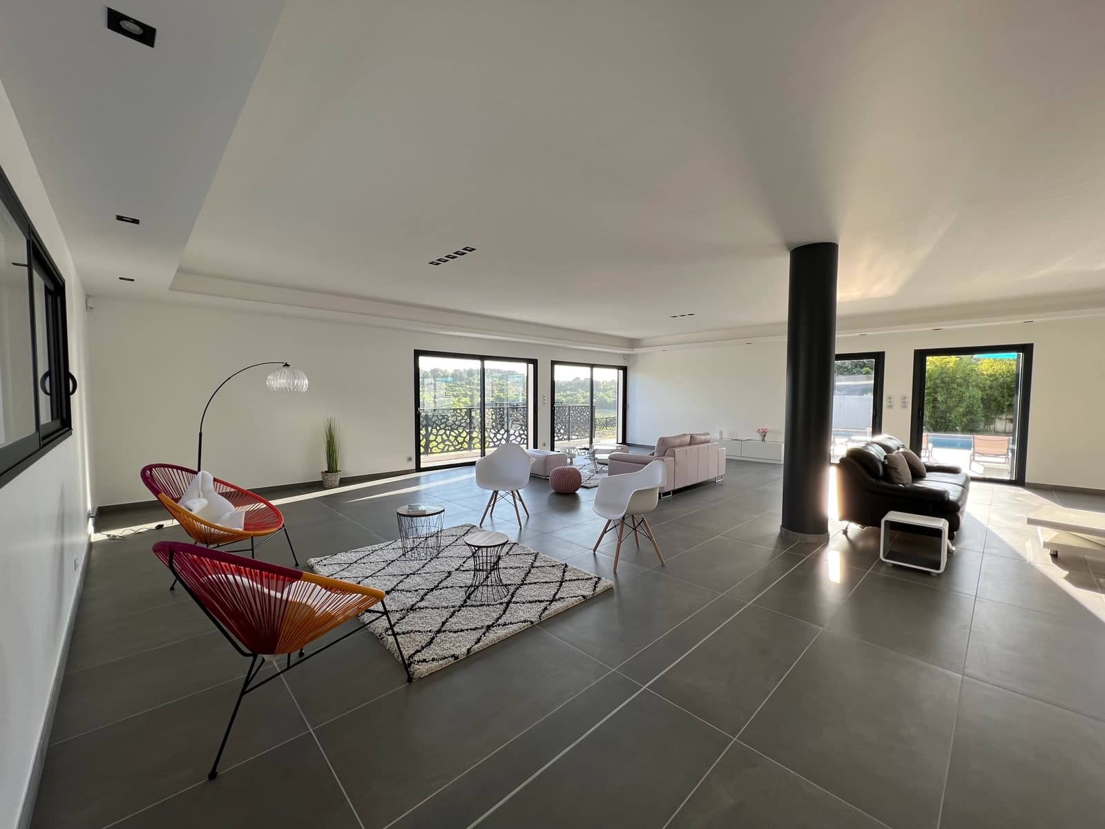 Living room in Large contemporary house with pool - 1