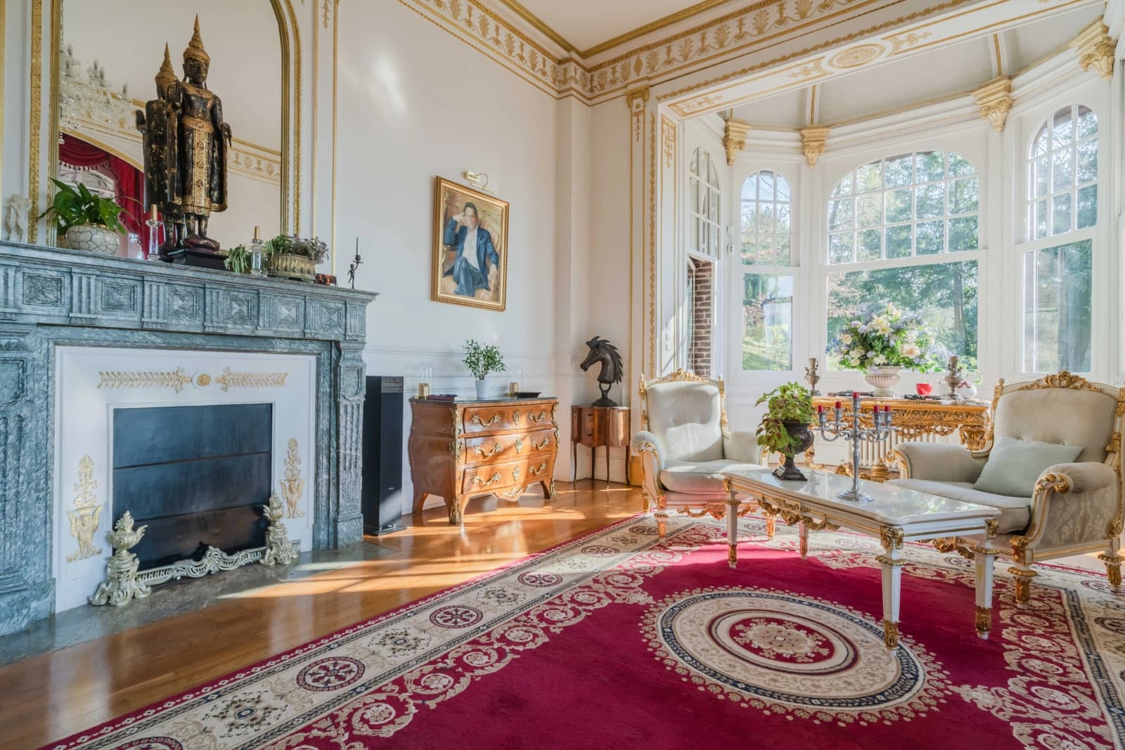 Living room in Large, light-filled manor house surrounded by greenery - 1