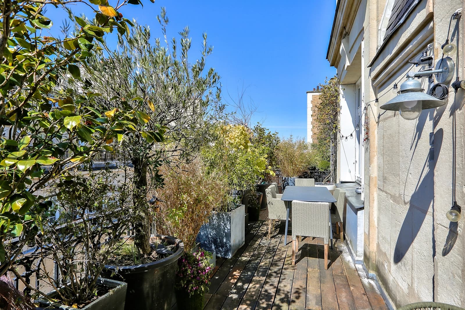 Salle de réunion dans Élégance haussmannienne sublimée par une terrasse rare - 1