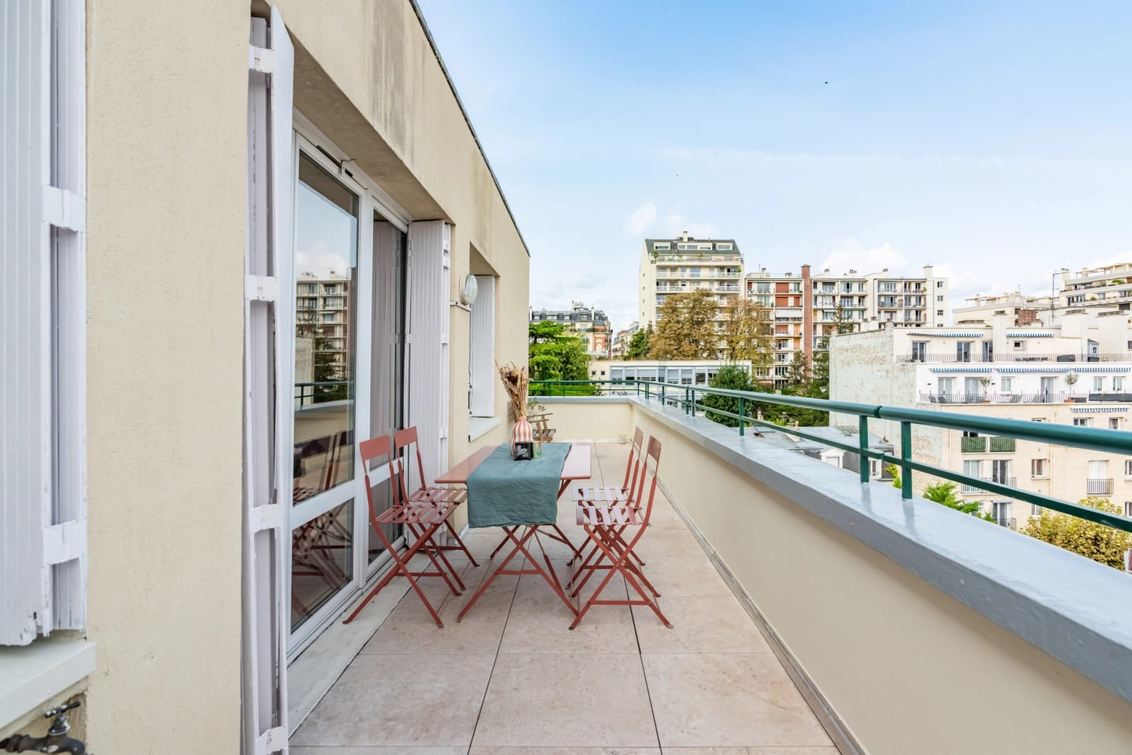 Espace Appartement avec une terrasse offrant une vue dégagée - 4