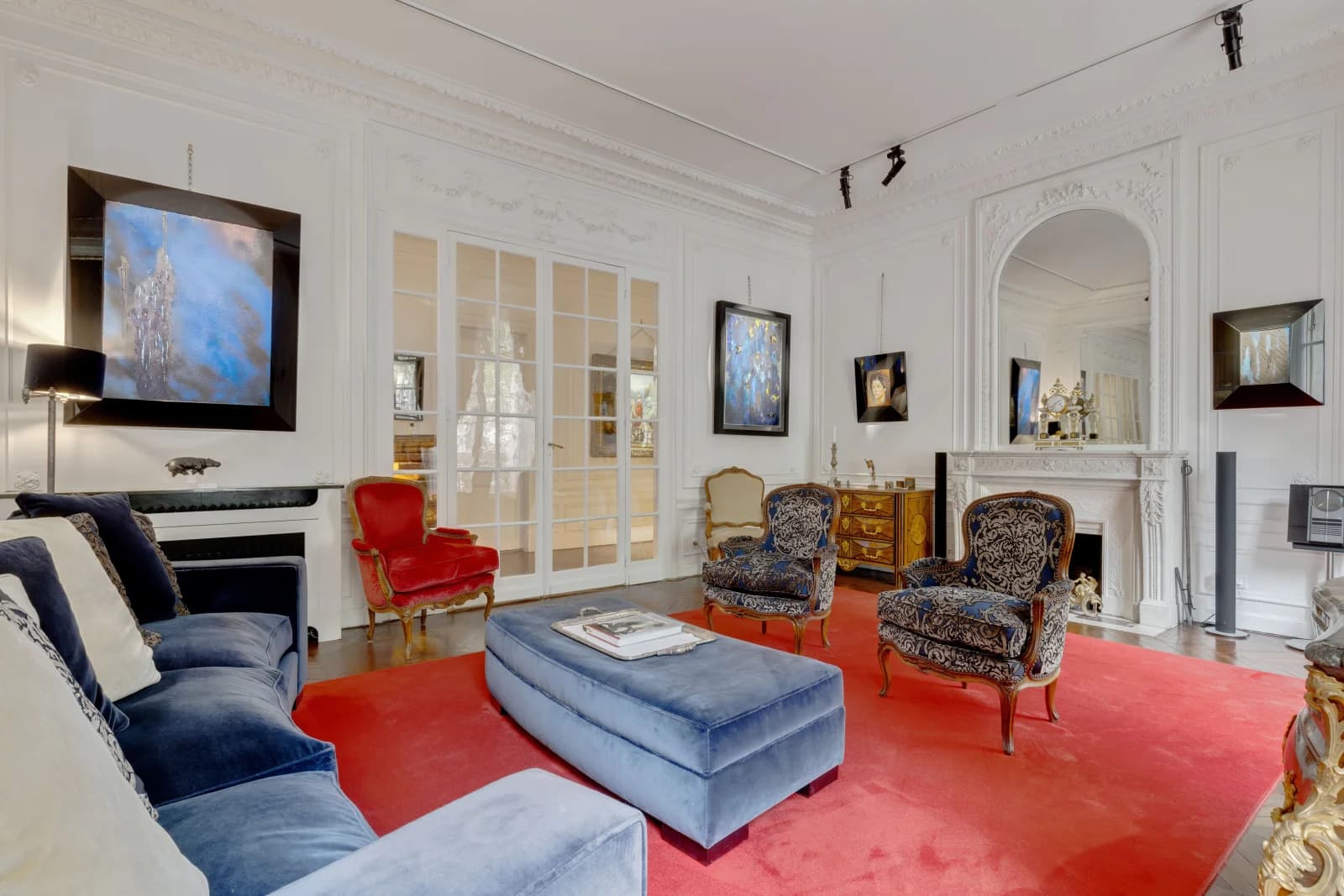 Salon dans Appartement haussmannien au cachet parisien préservé - 1