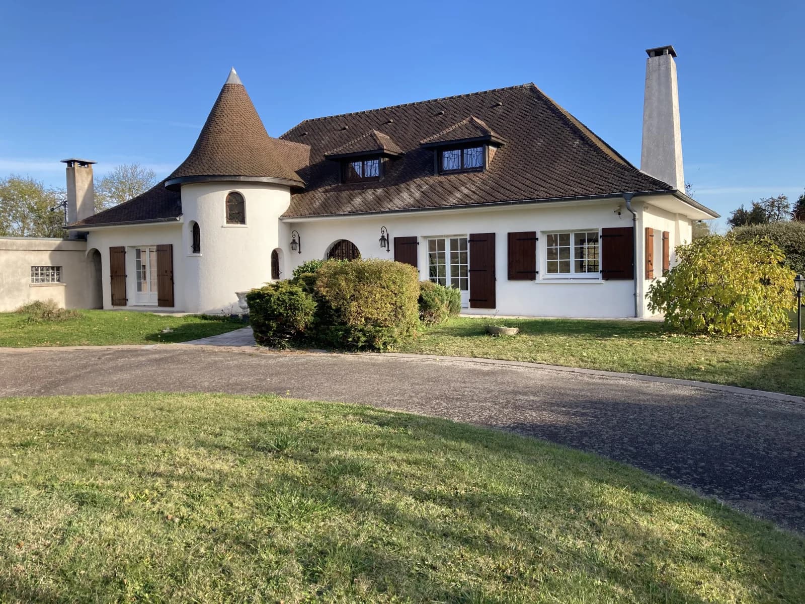 Grande maison atypique et sa tour, un charme fou