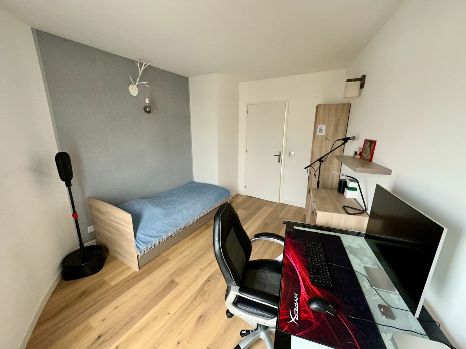Bedroom in Bright atypical loft 6m ceiling & terrace - 1