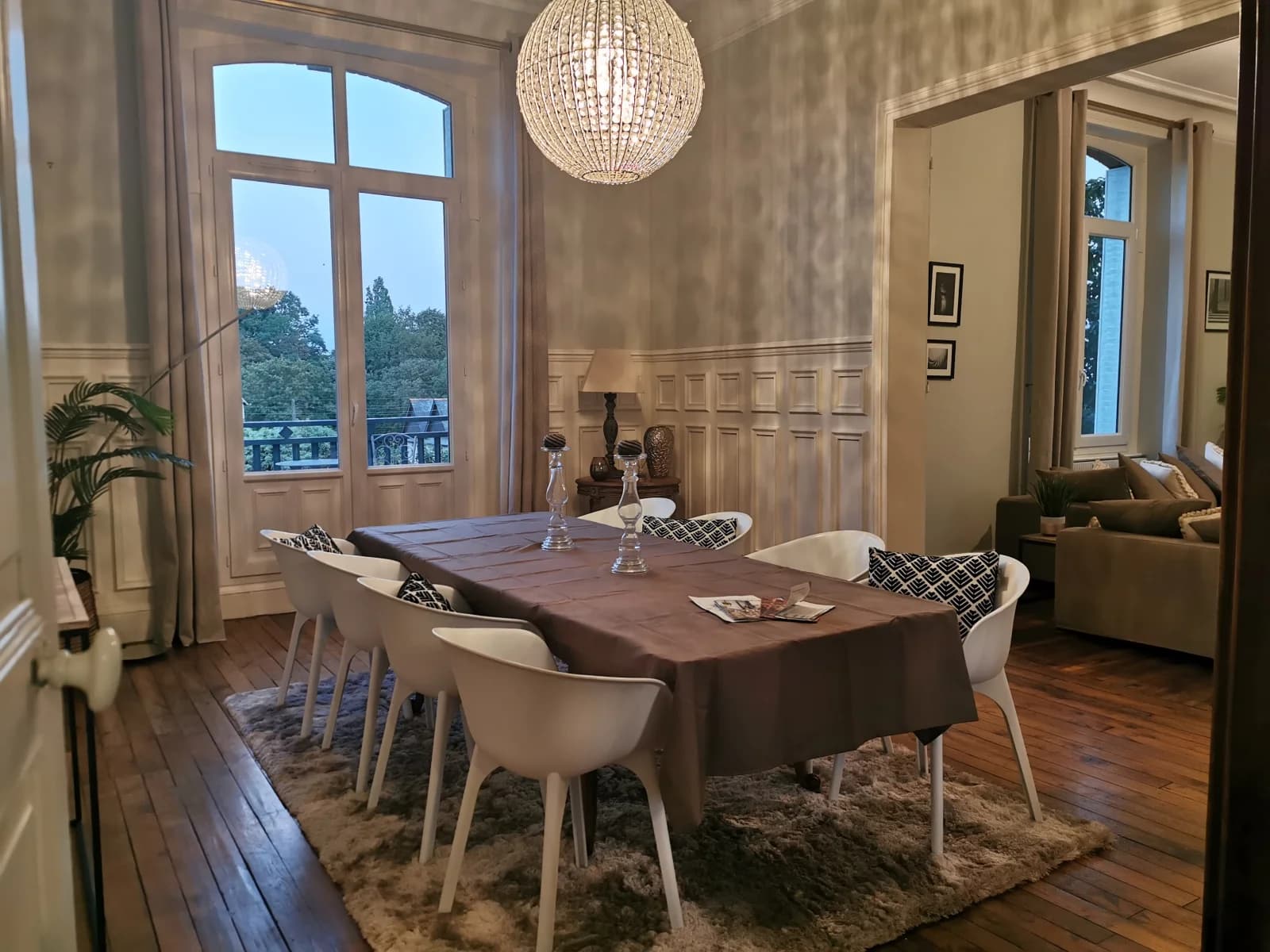 Meeting room in Bourgeois villa with garden - 1