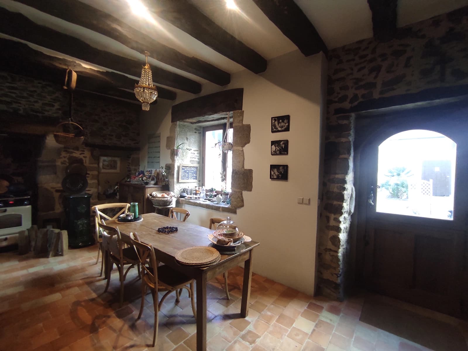 Espace Ferme bretonne rénovée avec cuisine moderne - 2