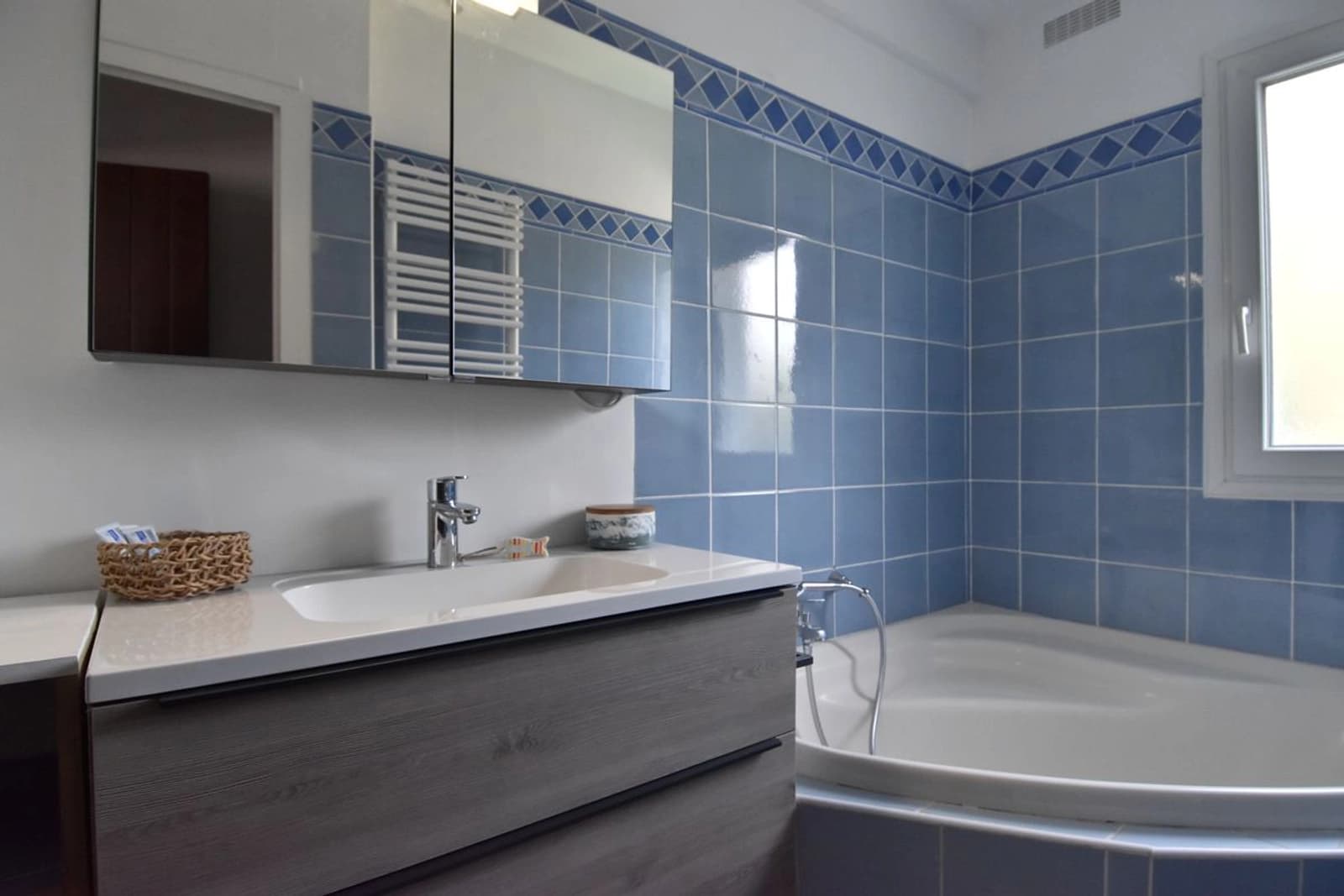 Salle de bain dans Superbe villa moderne les pieds dans l'eau, vue mer - 1