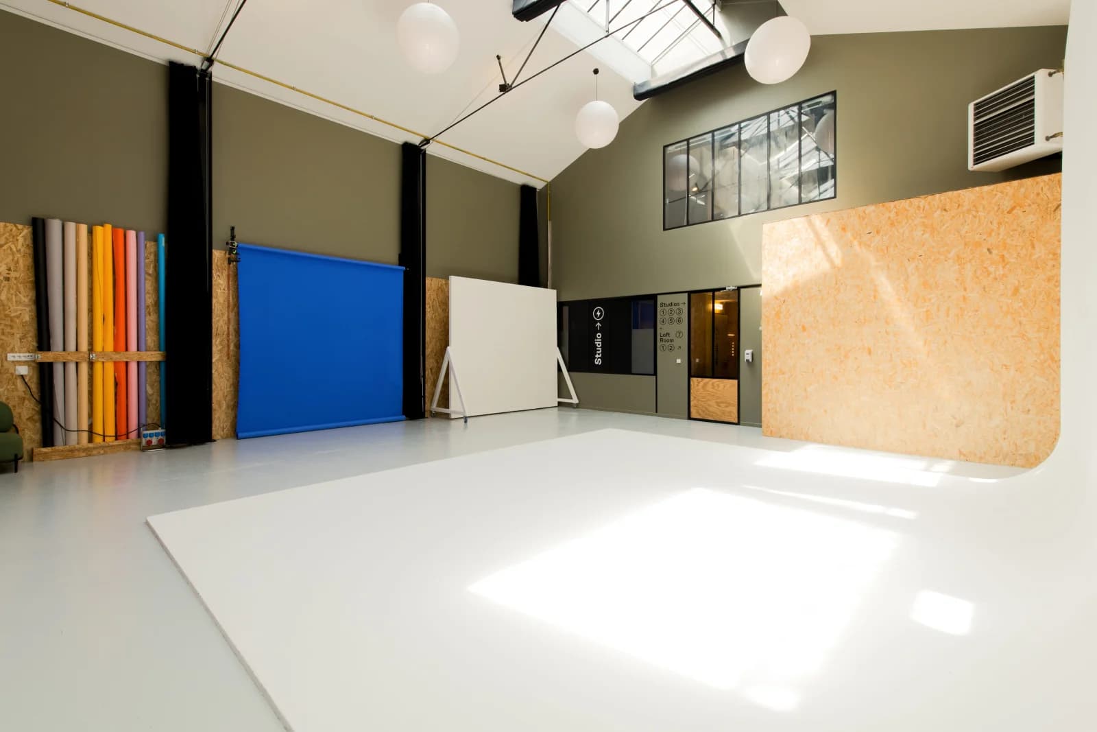 Space Daylight studio cyclo in Aubervilliers - 3
