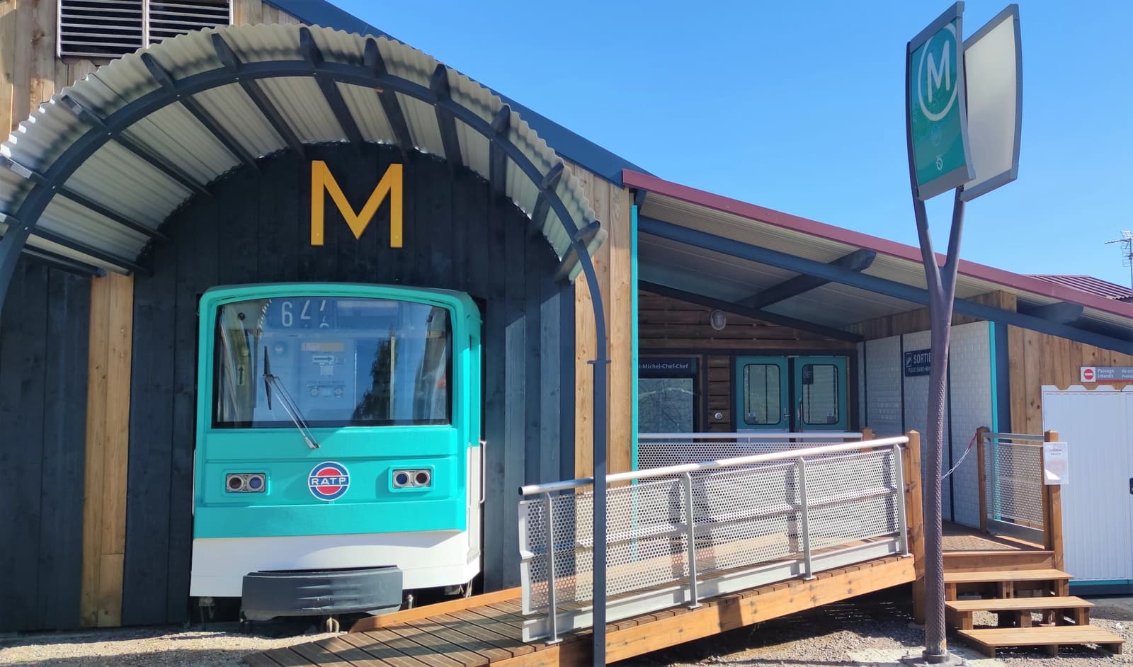 Ancien métro transformé en lieu insolite