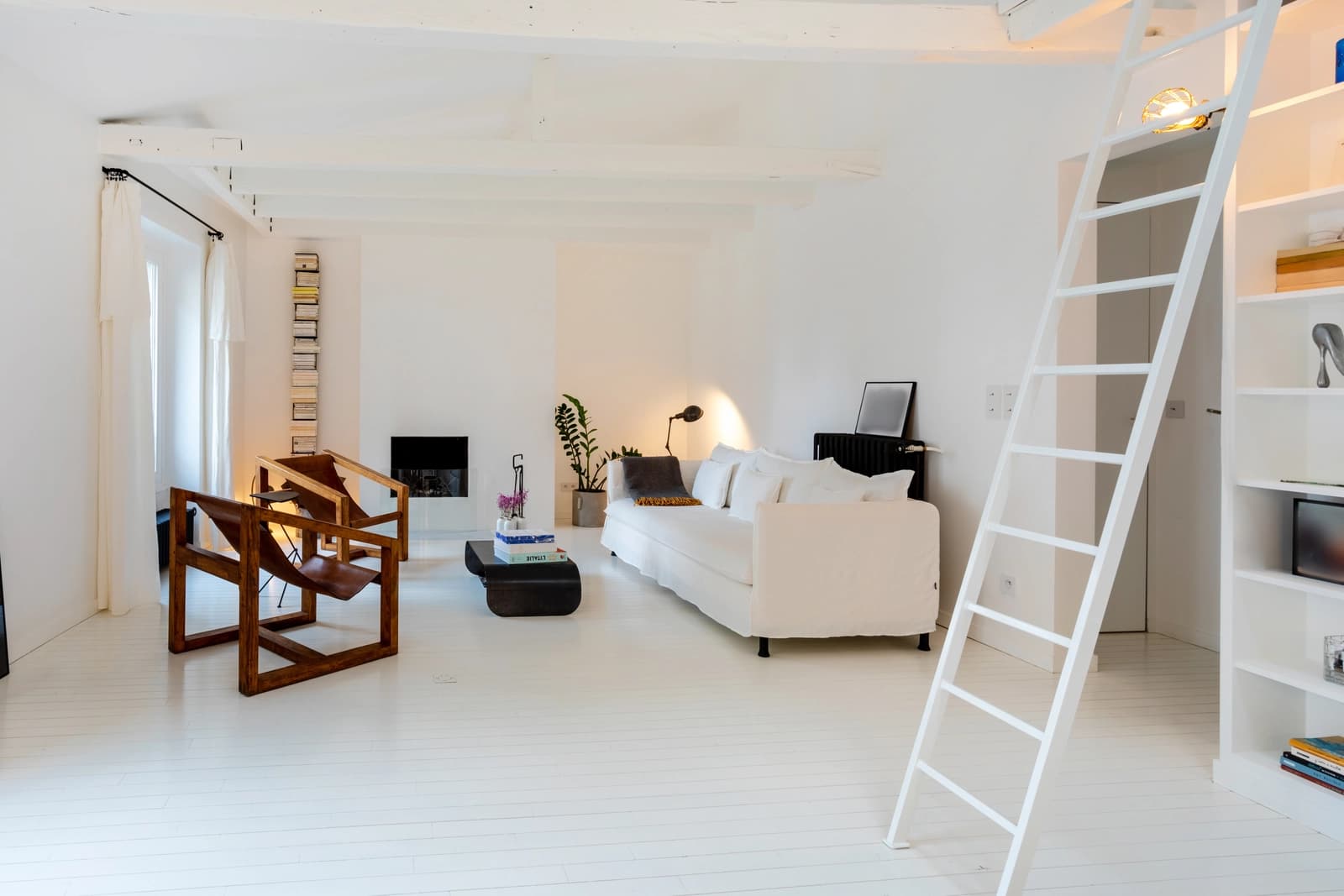 Salon dans Appartement au chic épuré, une élégance discrète - 0