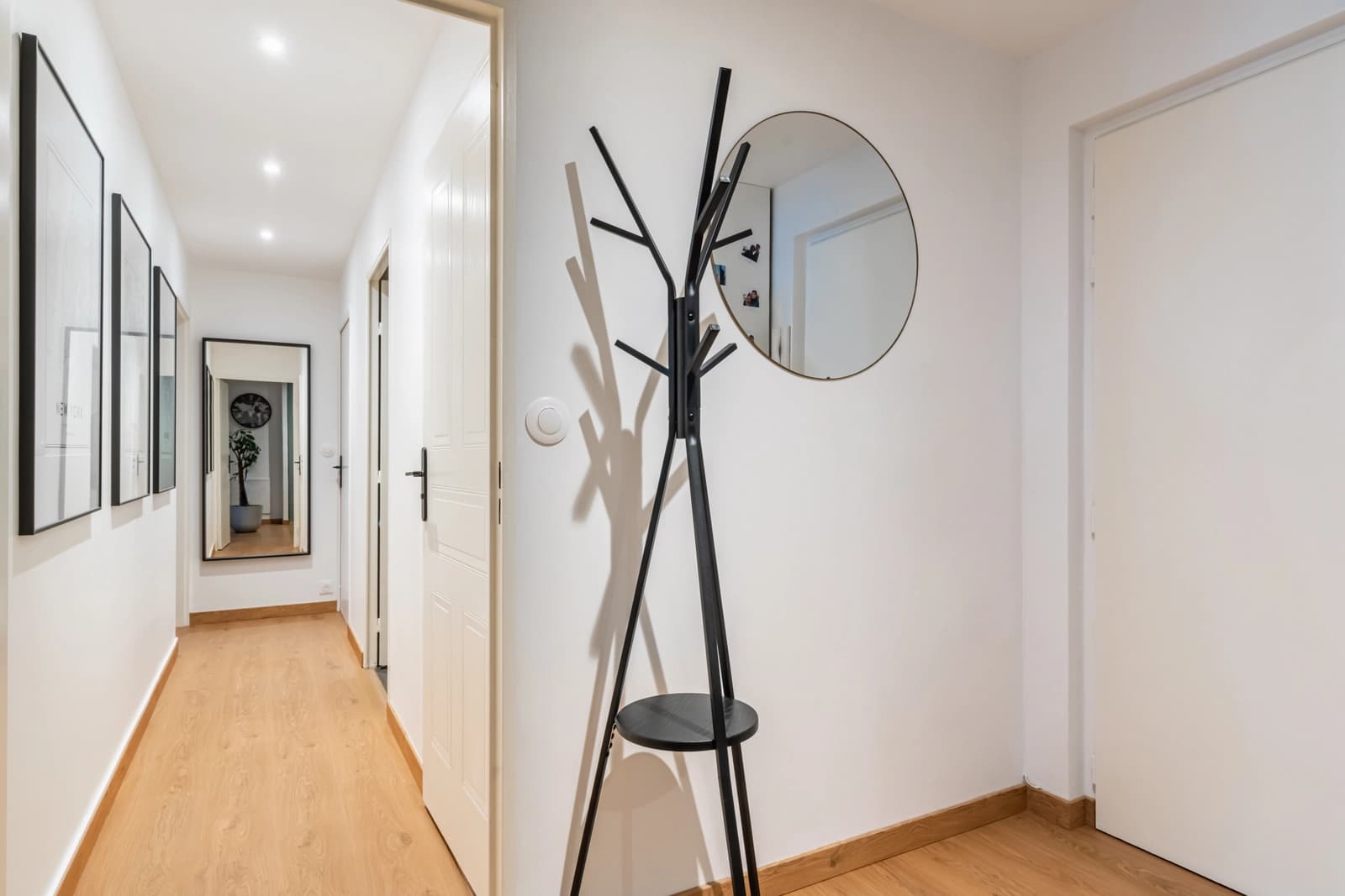 Salon dans Appartement refait à neuf, spacieux et très lumineux - 1
