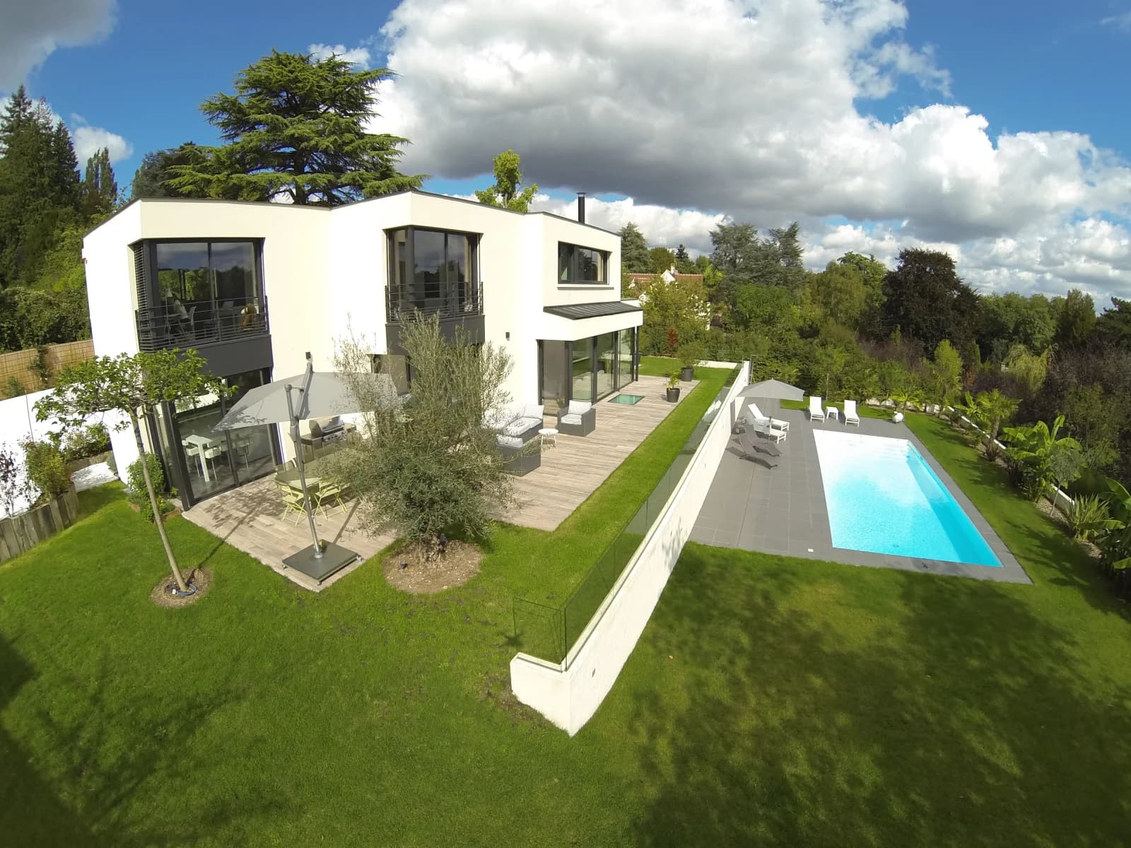 Espace Maison moderne avec jardin  et piscine,  vue dégagée, sans vis à vis et au calme - 3