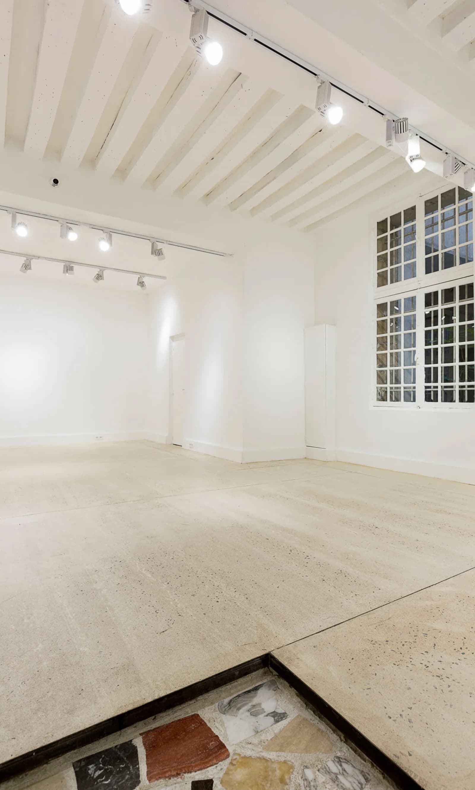 Salon dans Galerie d'art épurée, un espace blanc et intimiste - 1