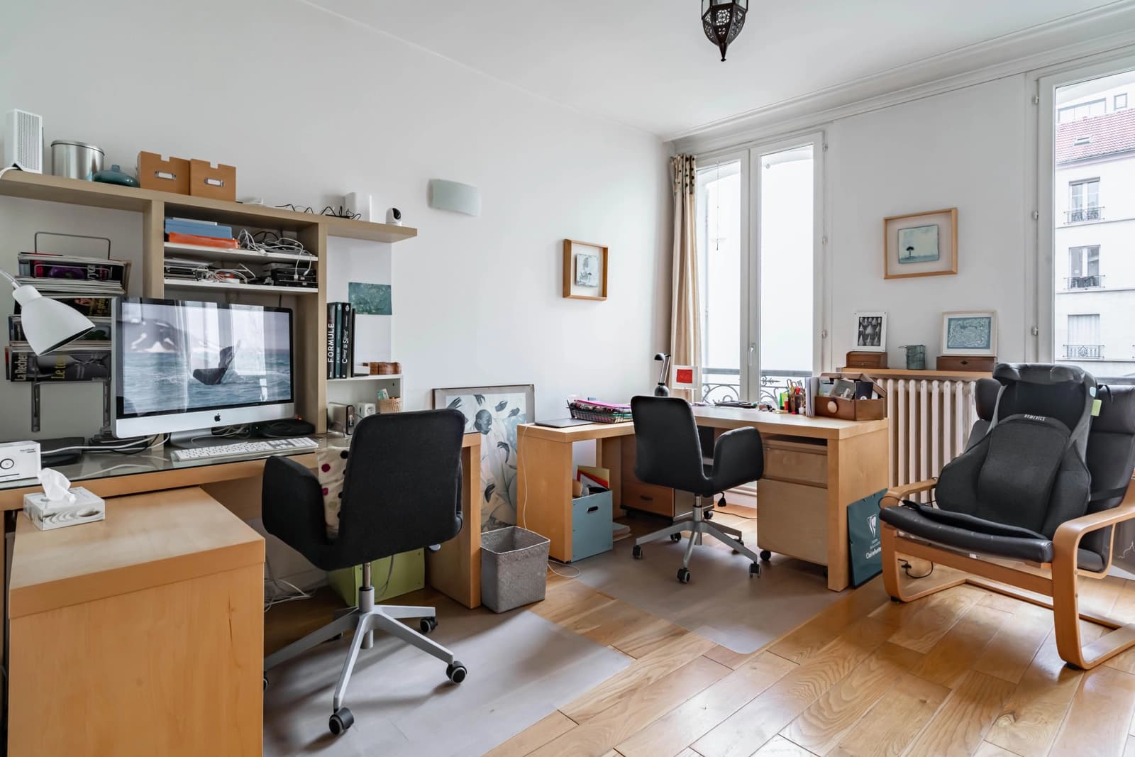 Salon dans Demeure de charme avec son jardin fleuri et intime - 1
