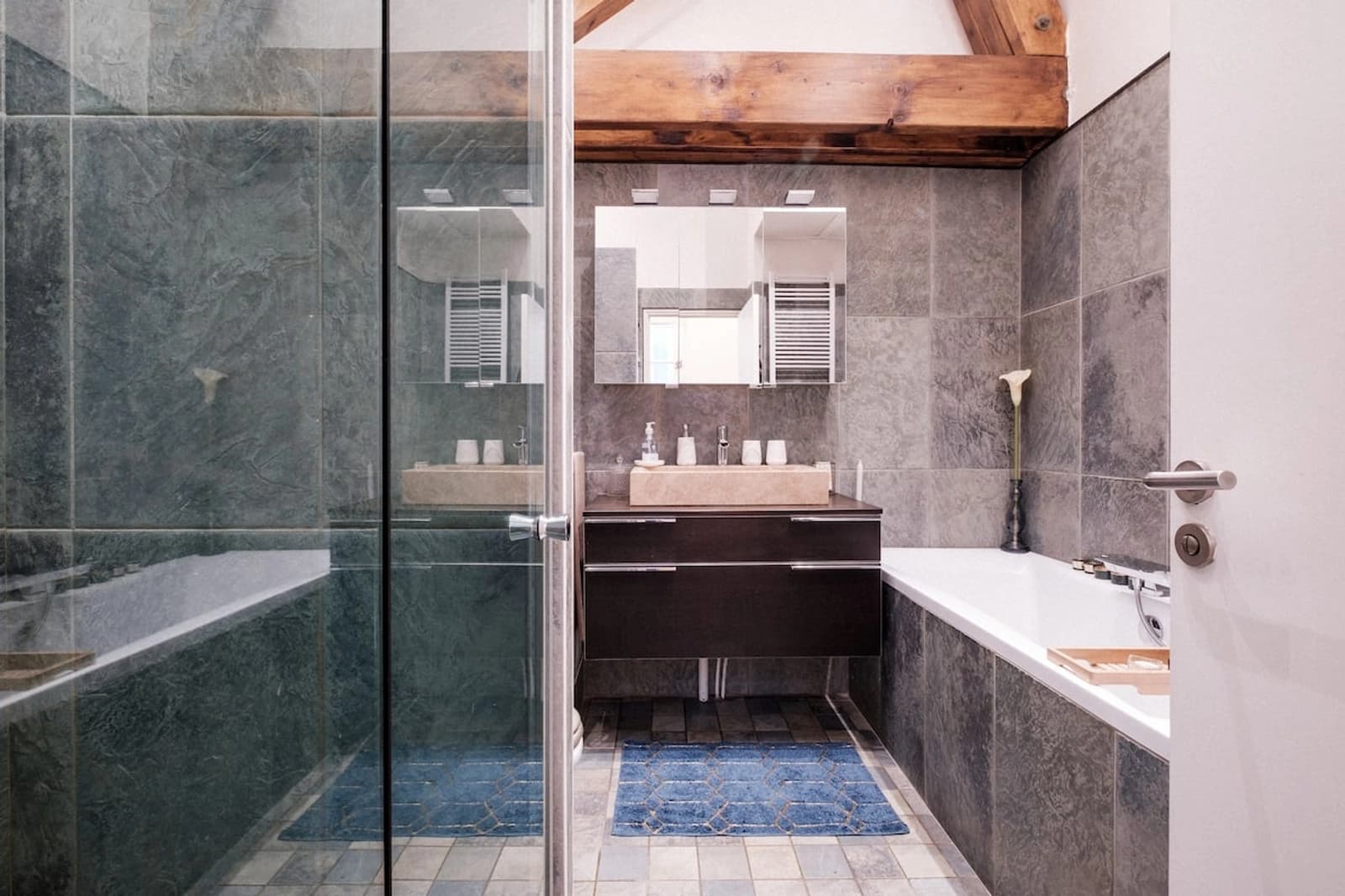 Bathroom in Atypical loft in the heart of Croix-Rousse - 1